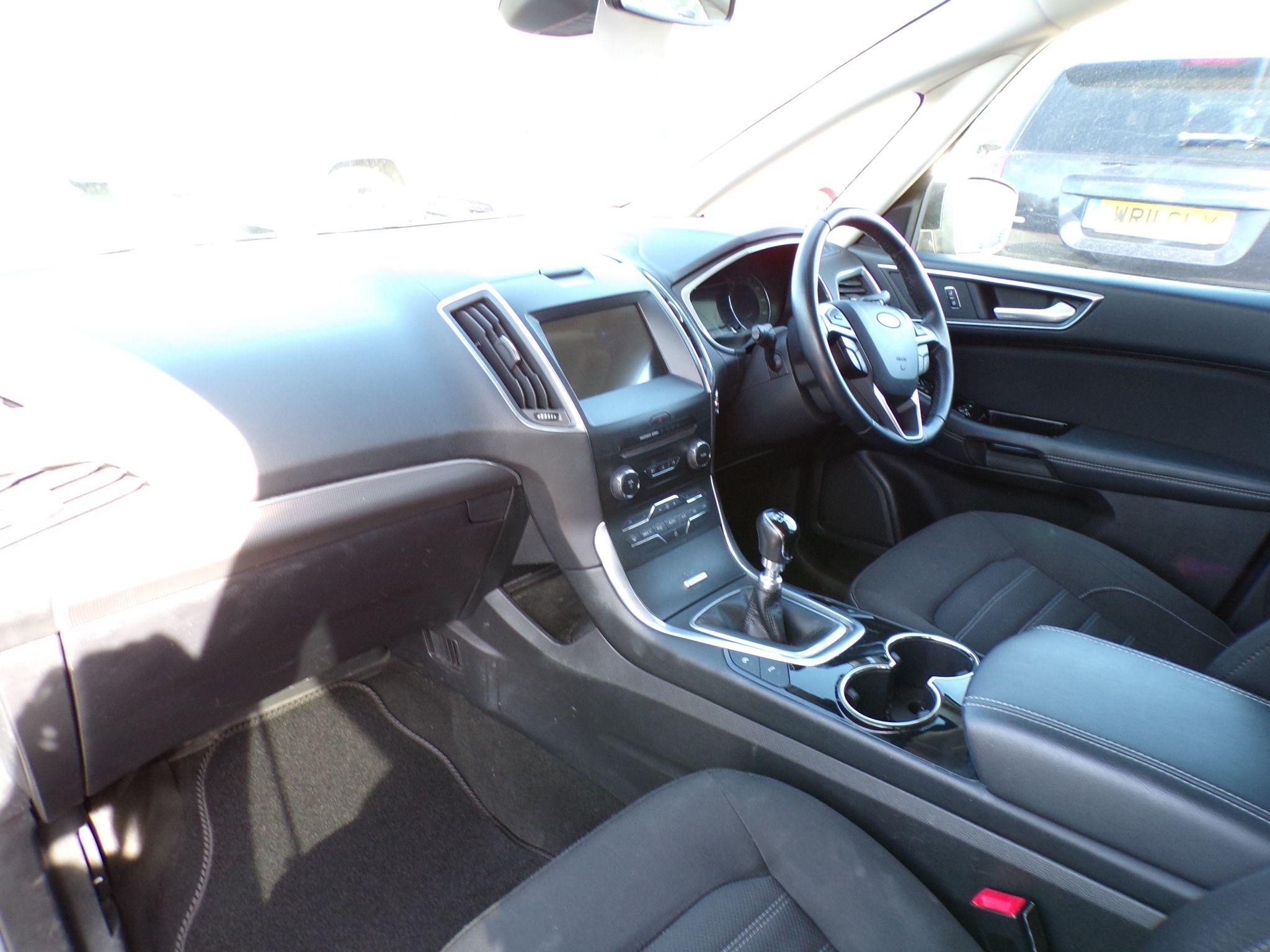 Ford Galaxy Image 20