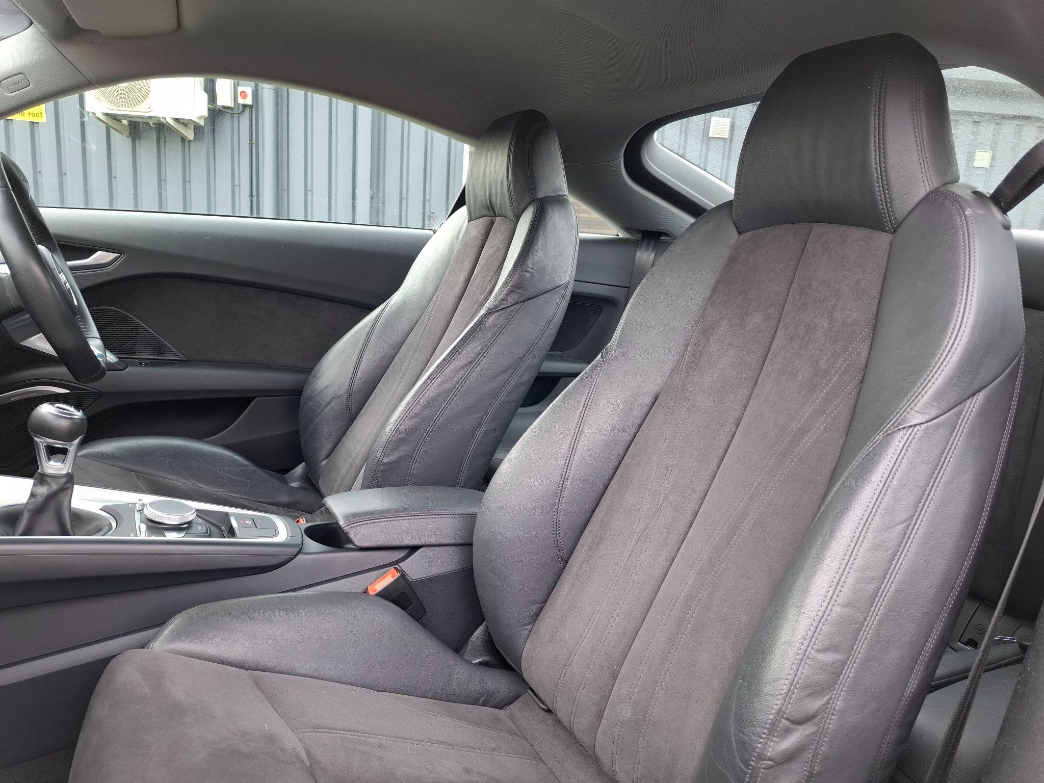 Audi TT Image 26