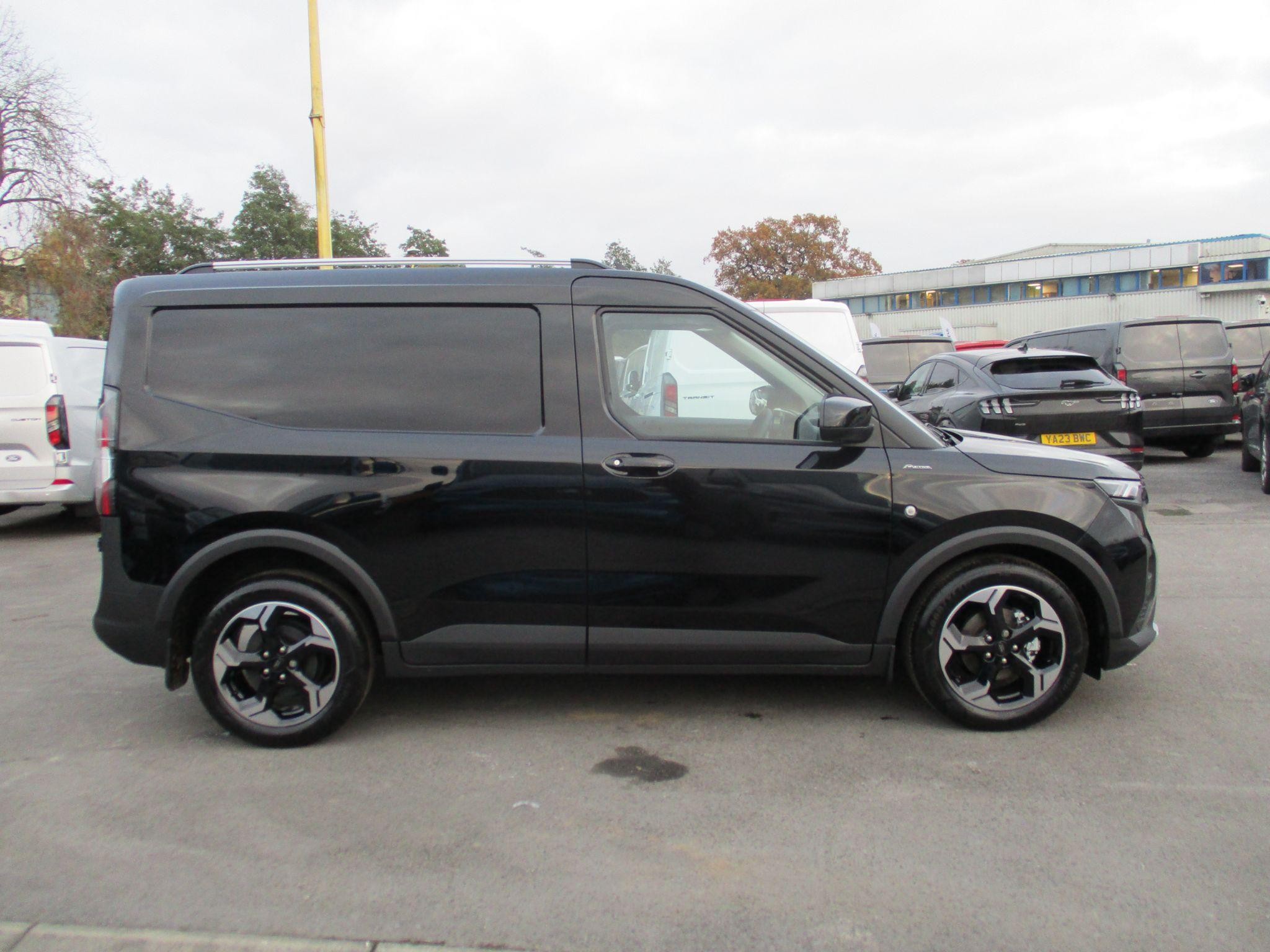 Ford Transit Courier Image 2