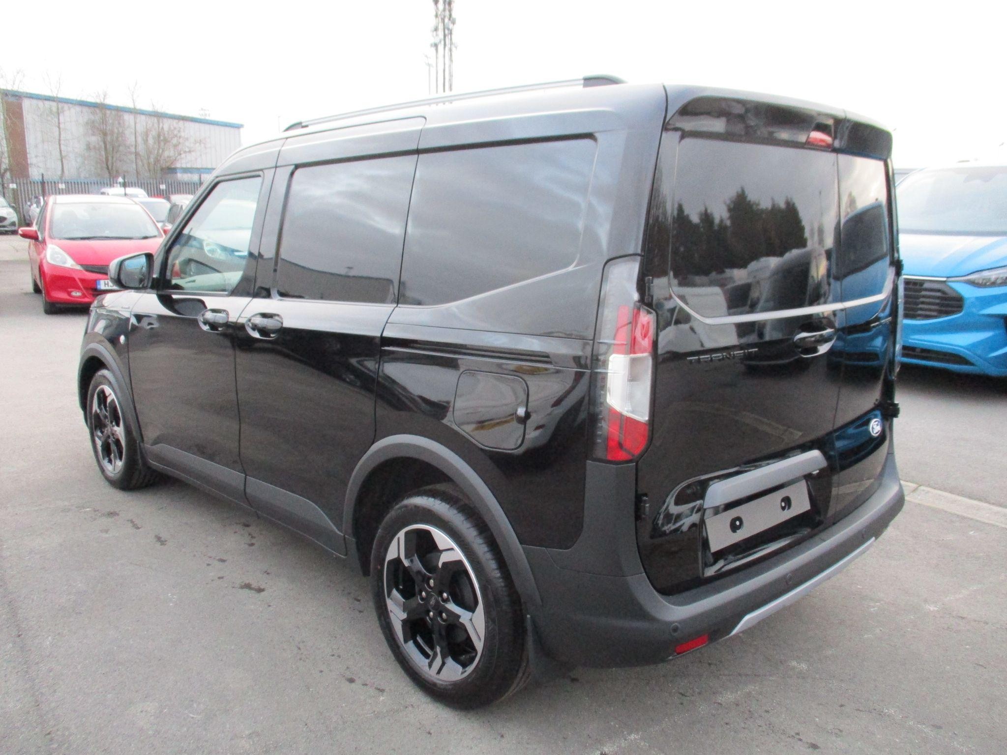 Ford Transit Courier Image 5