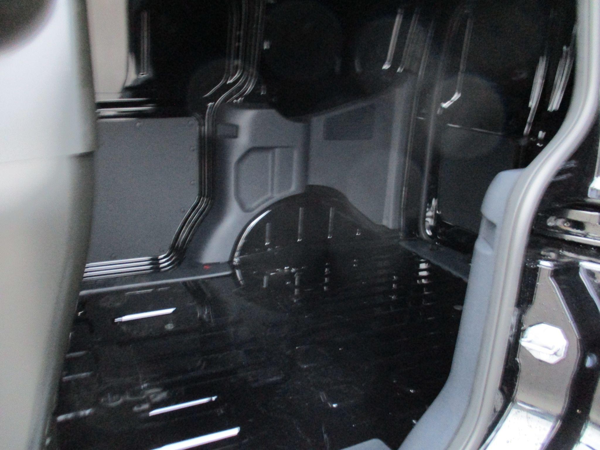 Ford Transit Courier Image 16