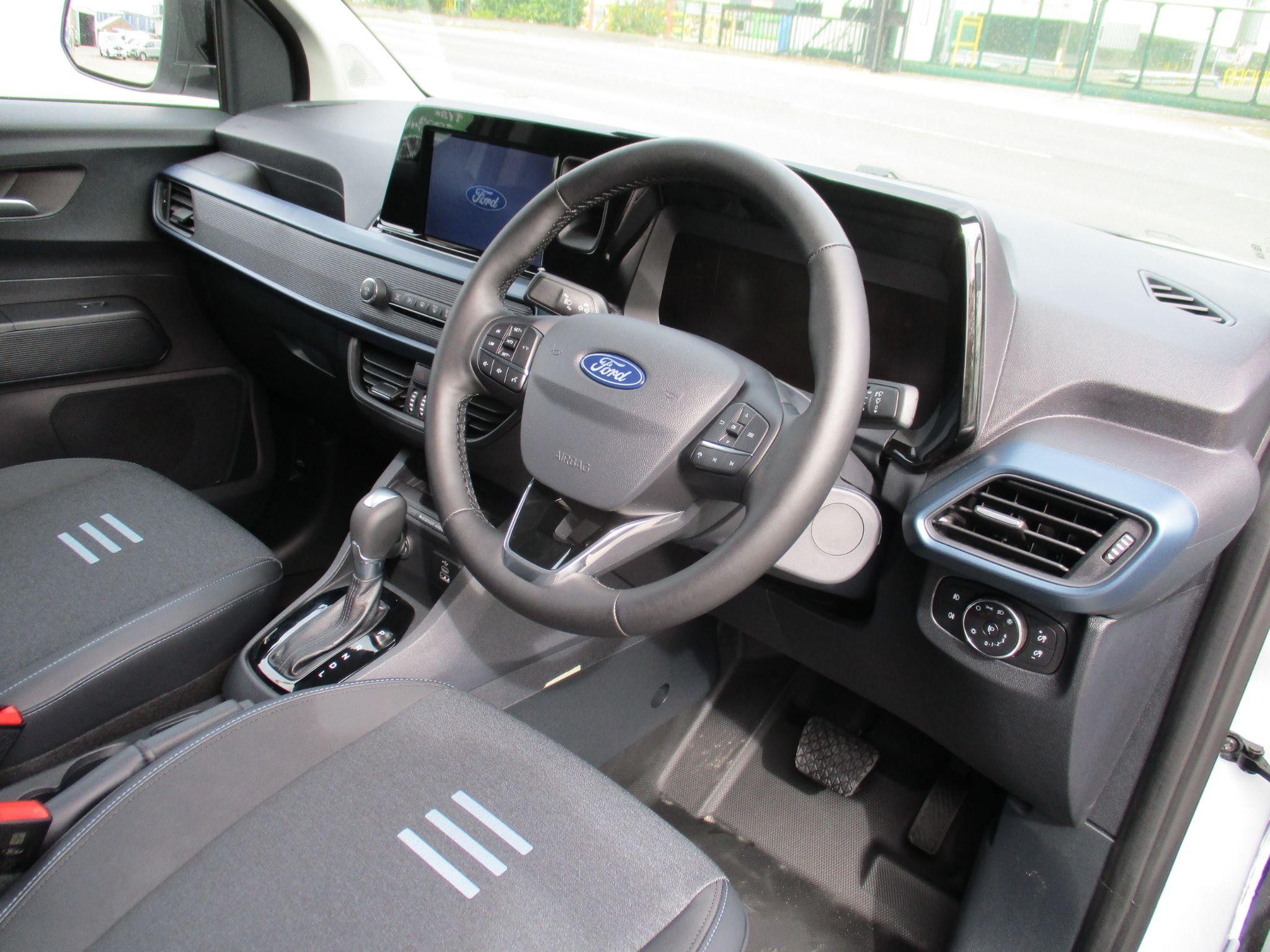 Ford Transit Courier Image 18
