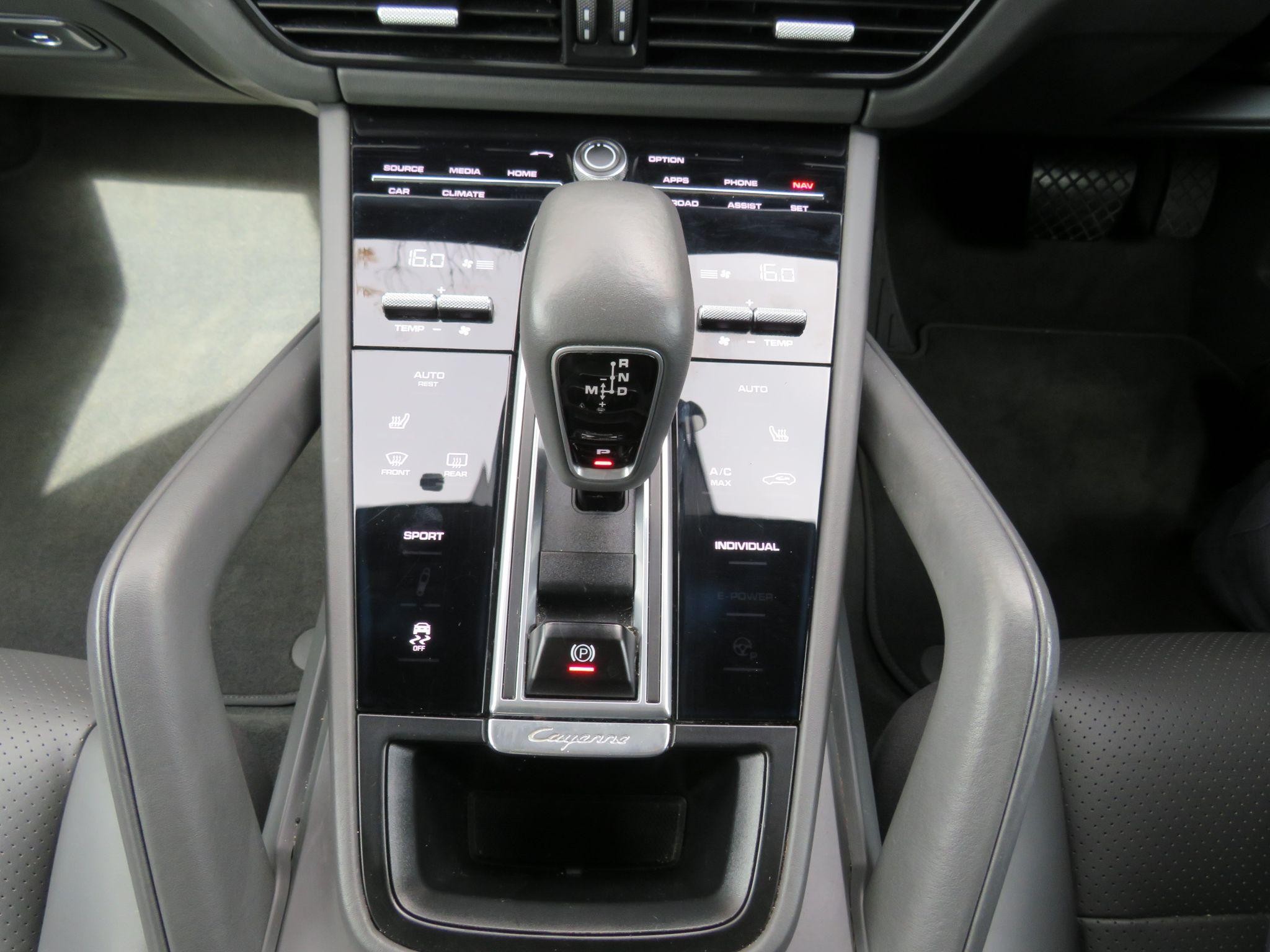 Porsche Cayenne Image 18