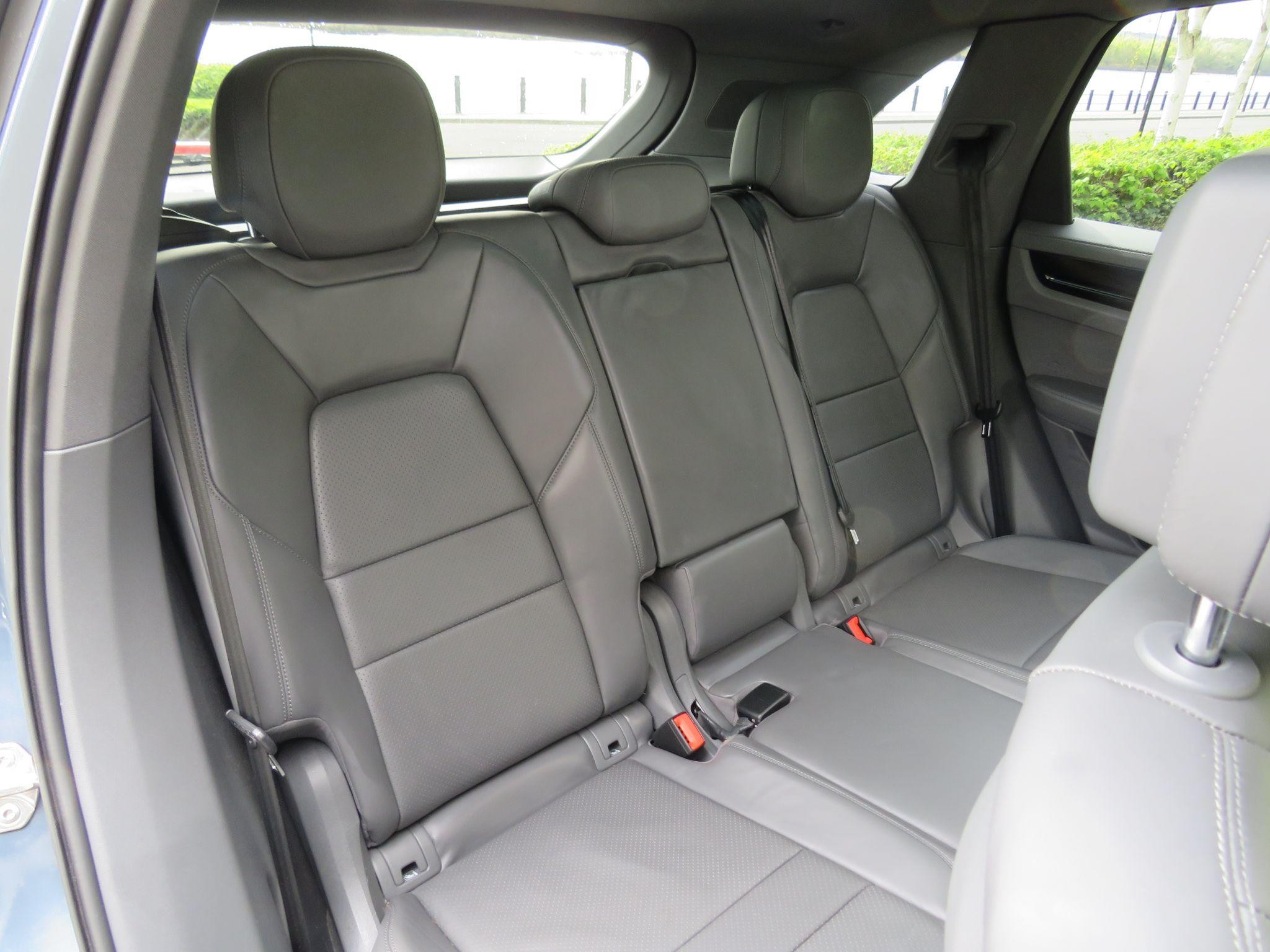 Porsche Cayenne Image 19
