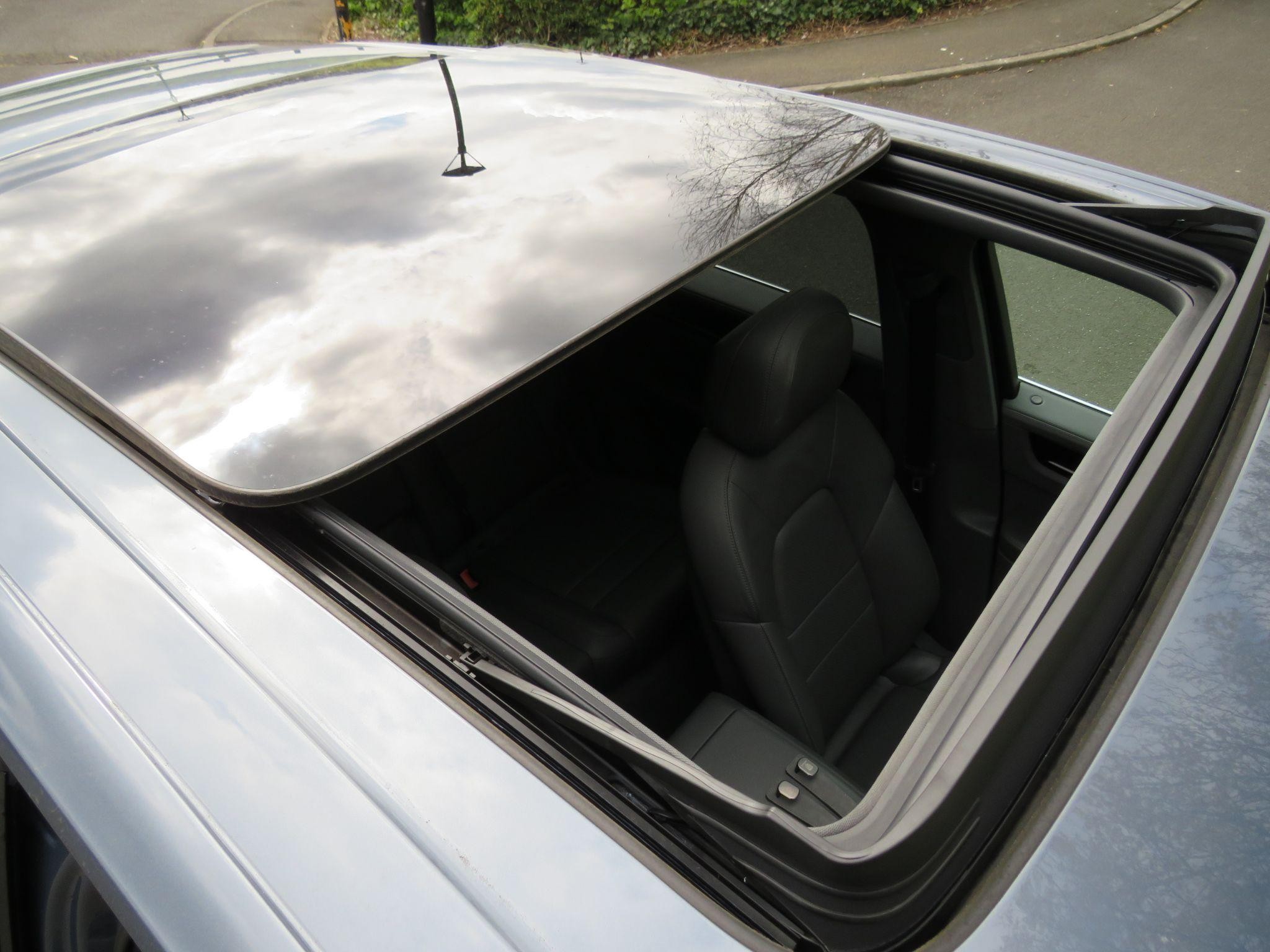 Porsche Cayenne Image 28