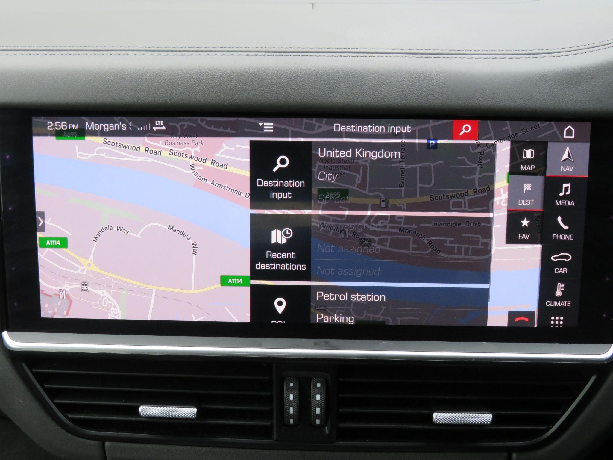 Porsche Cayenne Image 52