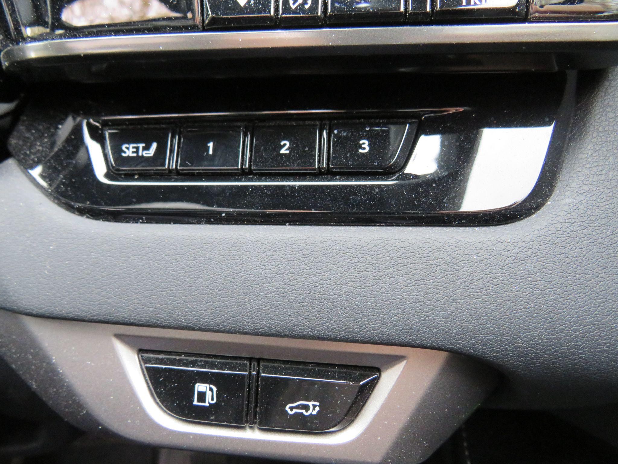 Lexus RX Image 23