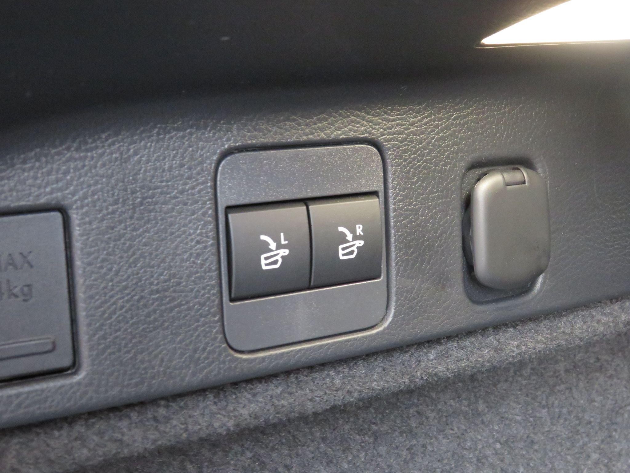 Lexus RX Image 52