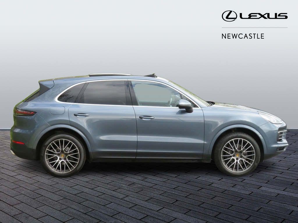 Porsche Cayenne Image 2