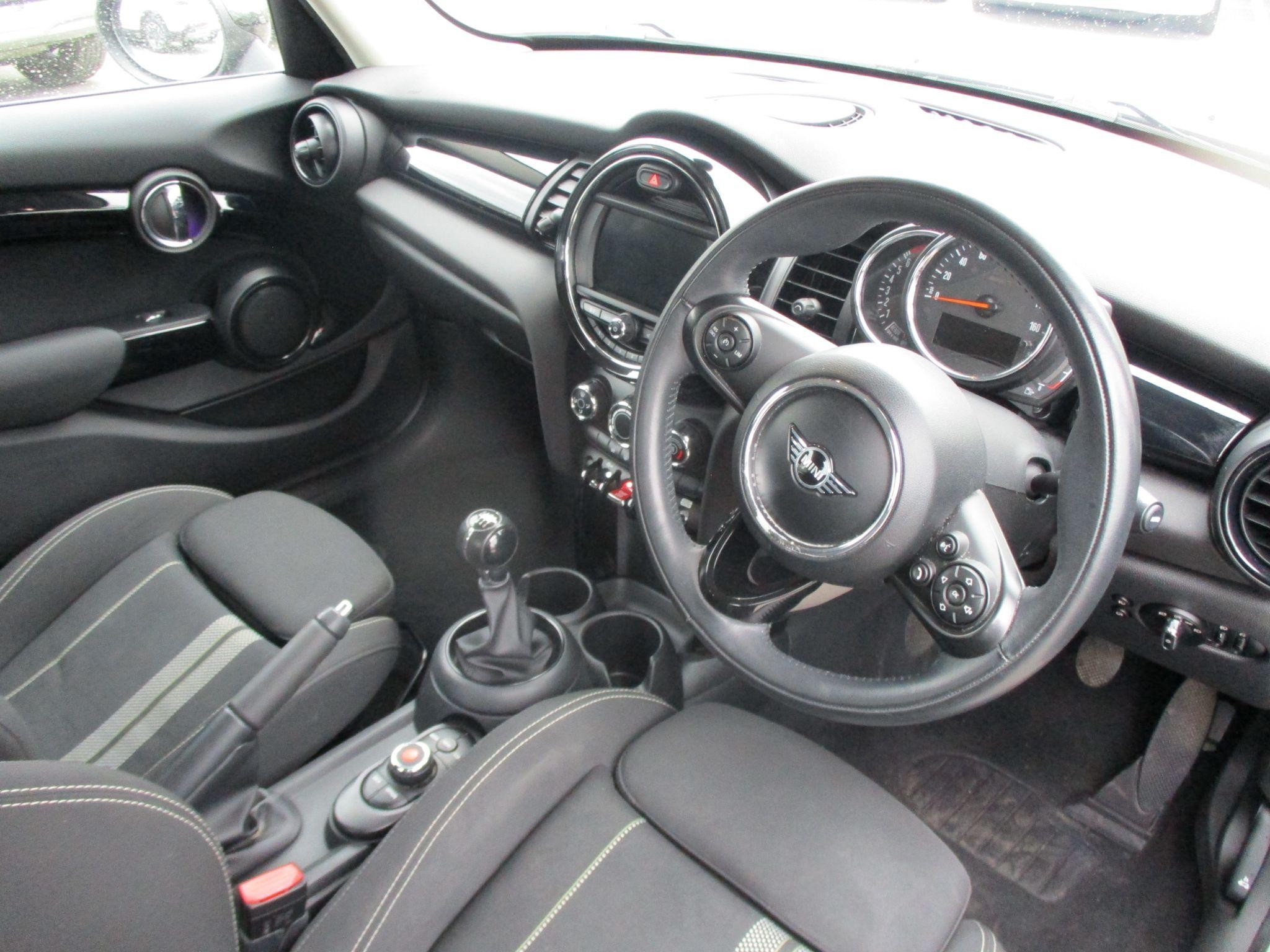 MINI Hatch Image 10