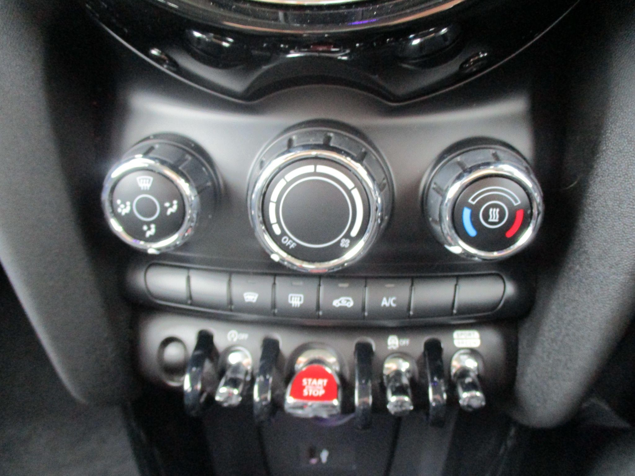 MINI Hatch Image 18