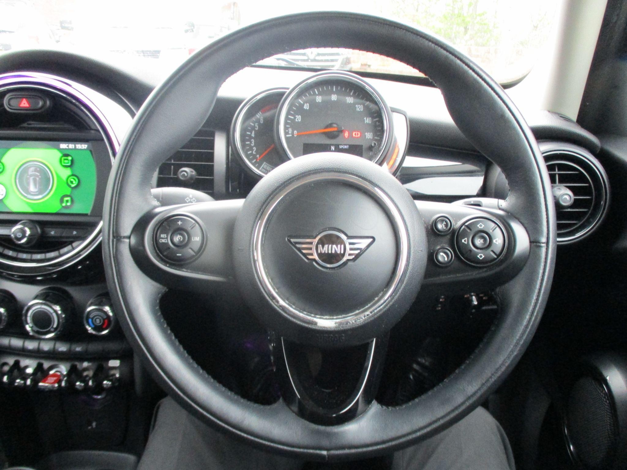 MINI Hatch Image 21