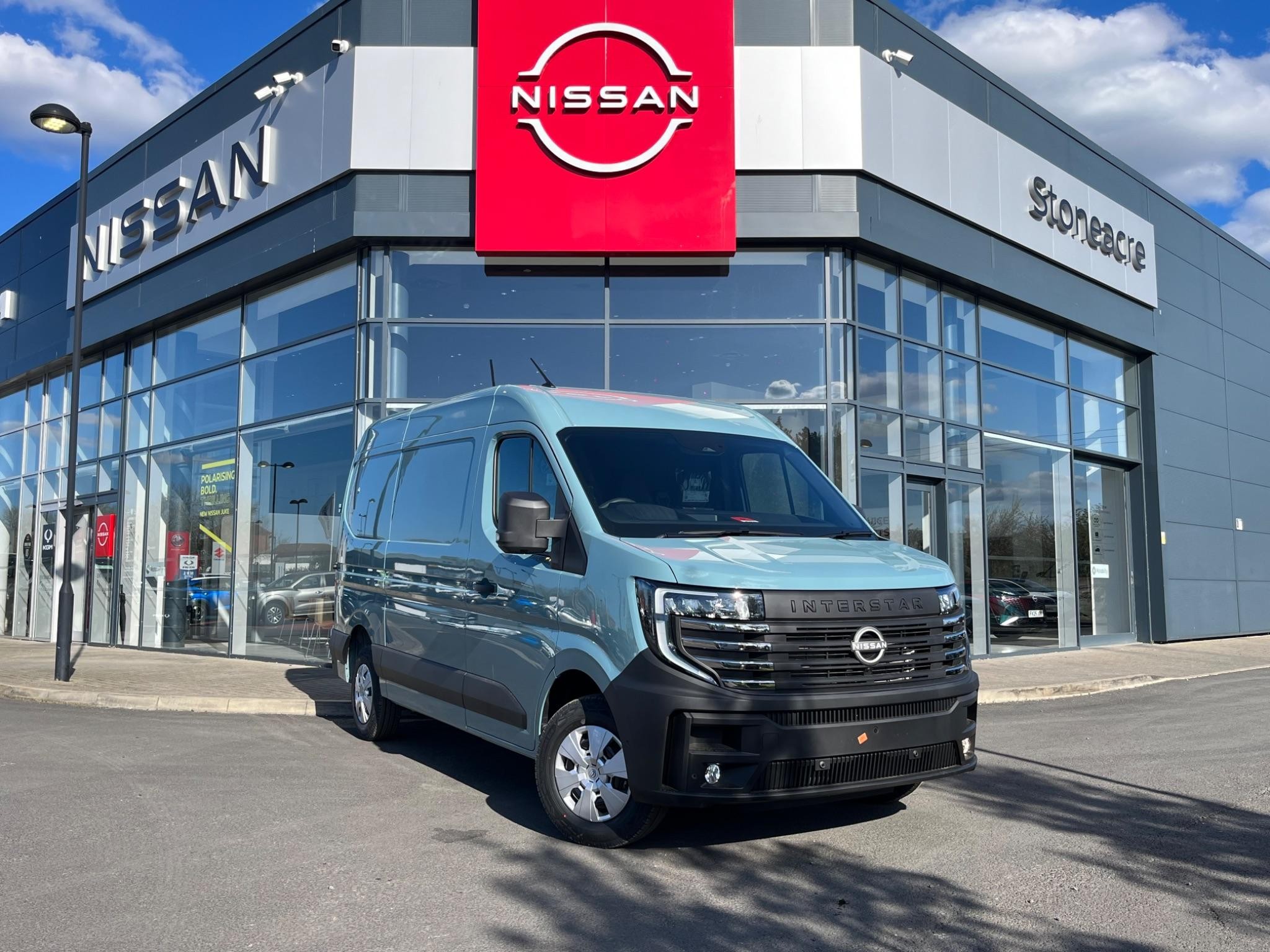 Nissan Interstar Image 1