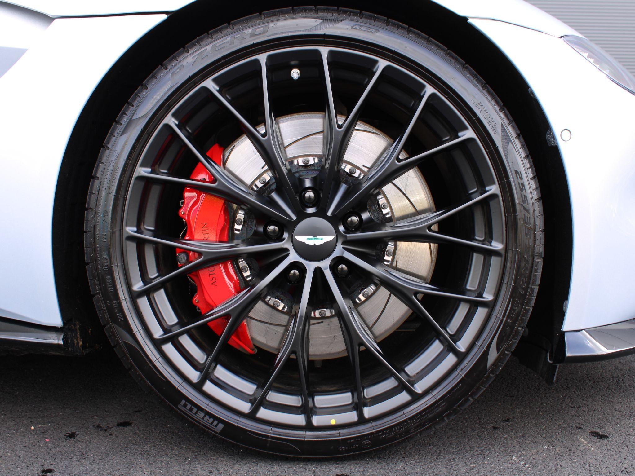 Aston Martin Vantage Image 31