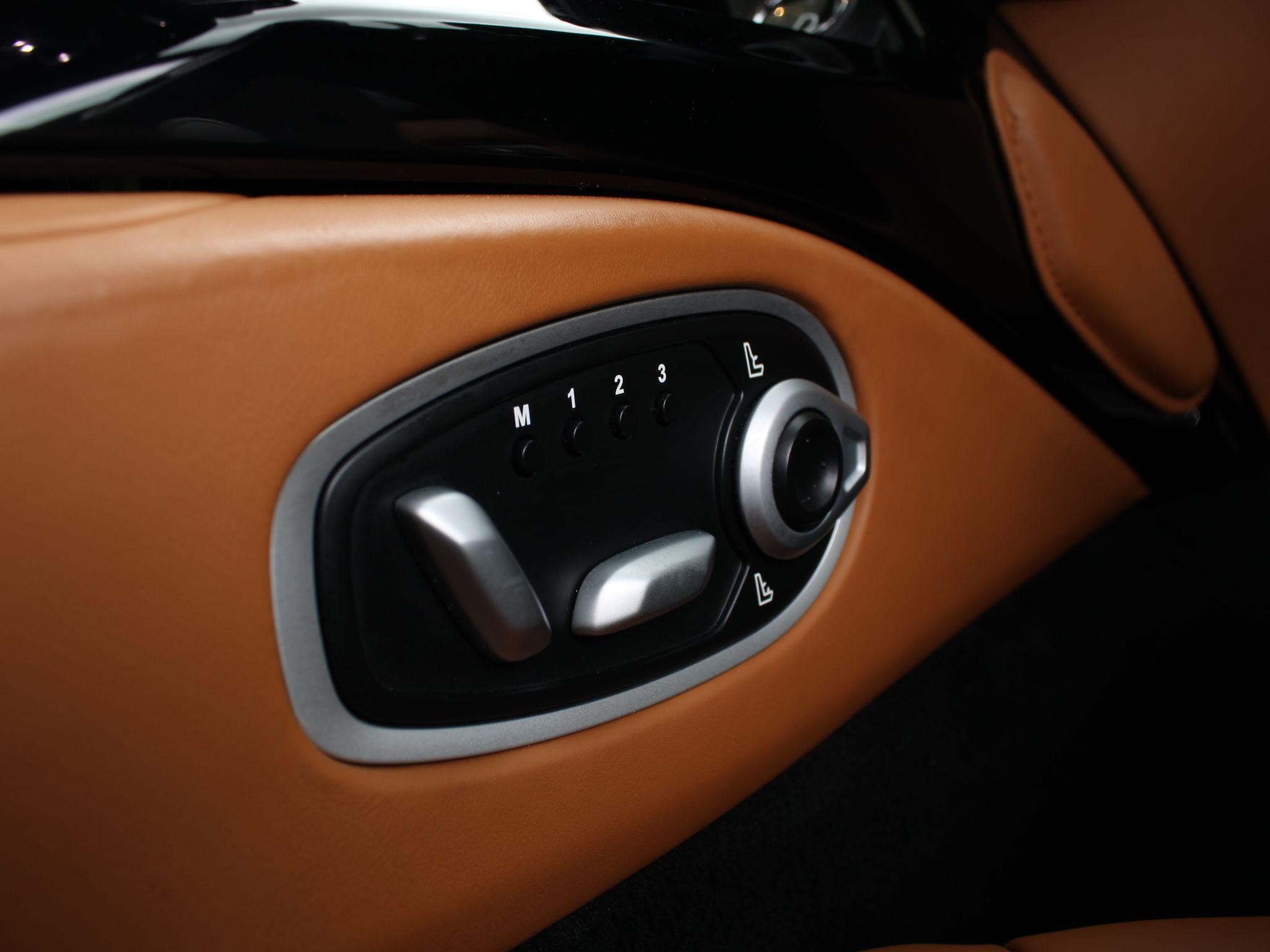 Aston Martin Vantage Image 25