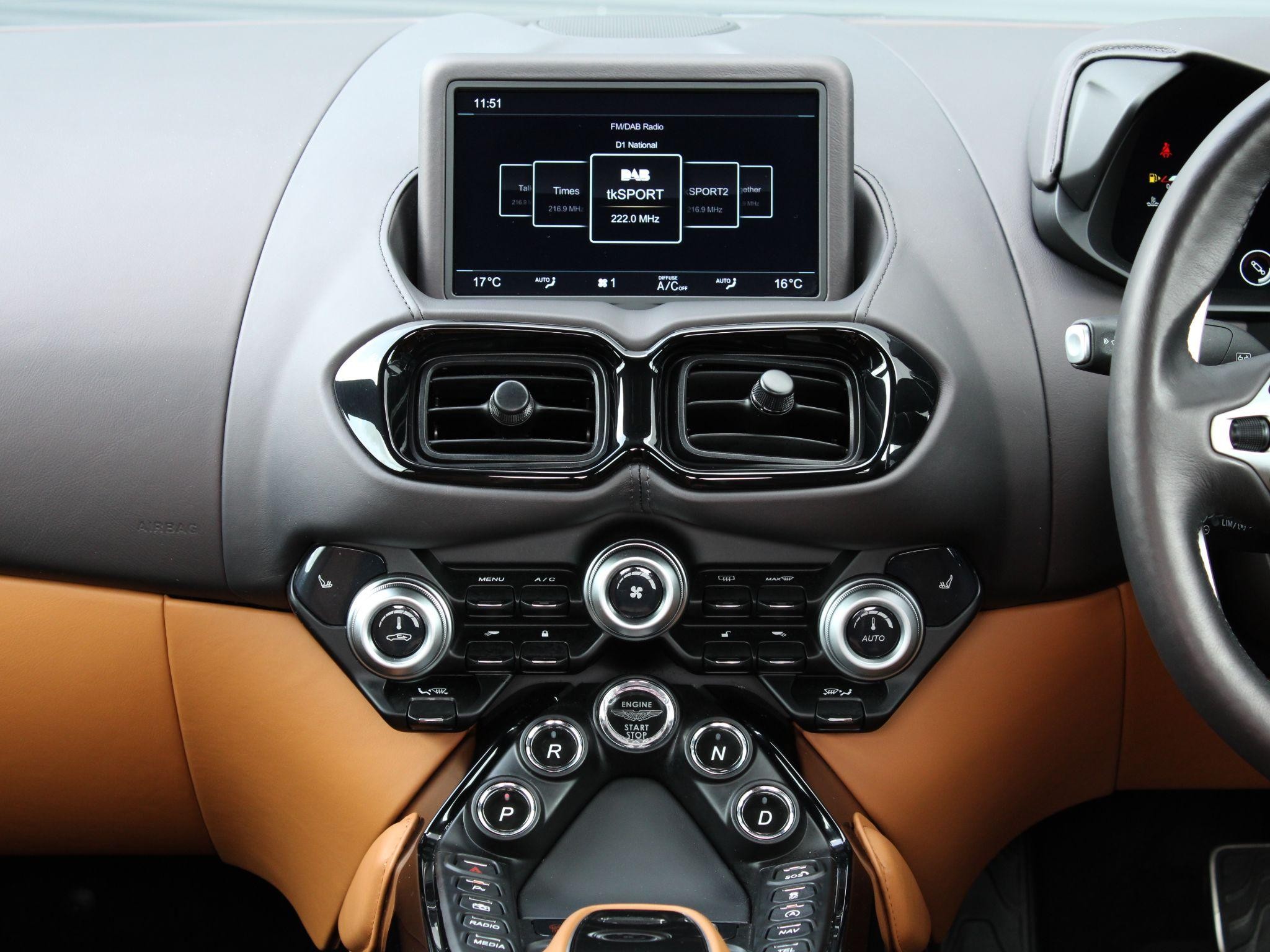 Aston Martin Vantage Image 20