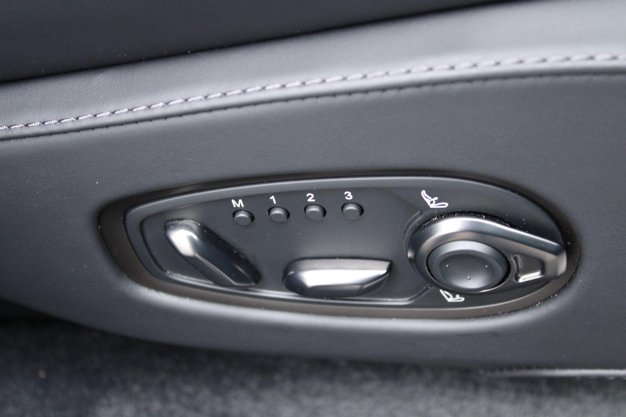 Aston Martin DBX Image 12