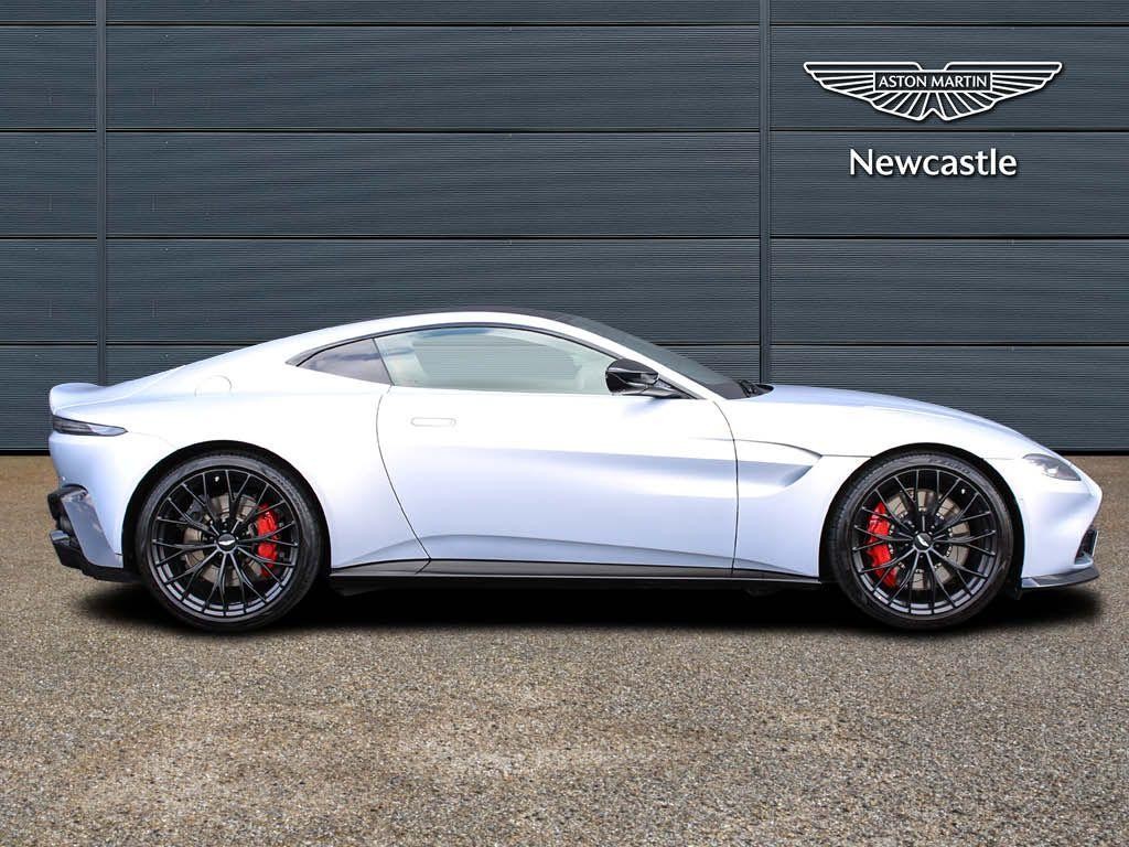 Aston Martin Vantage Image 8