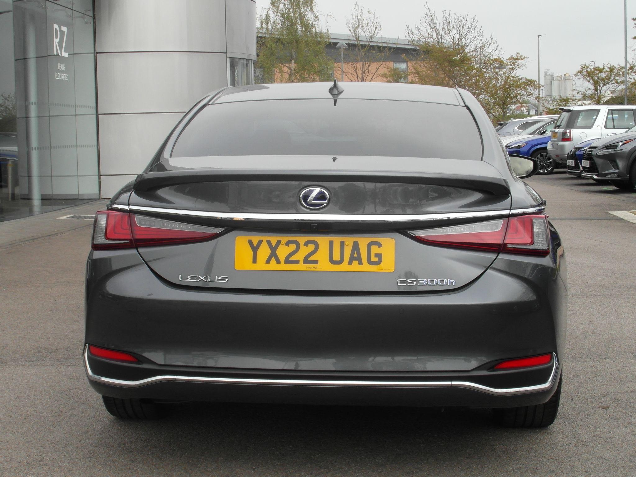 Lexus ES Image 7