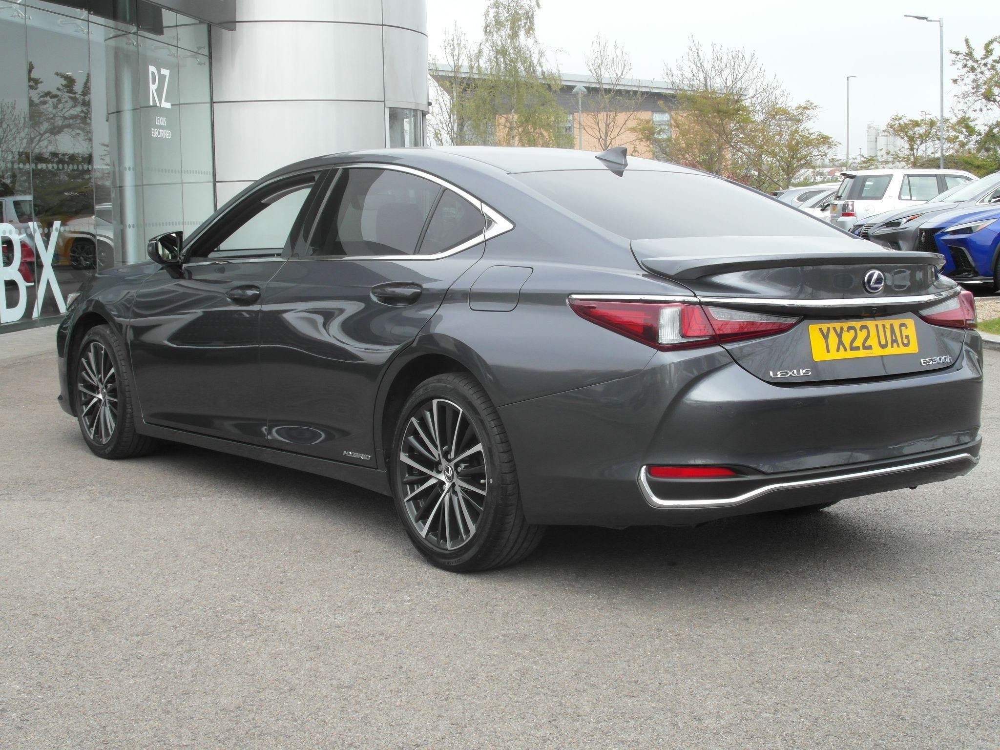 Lexus ES Image 8