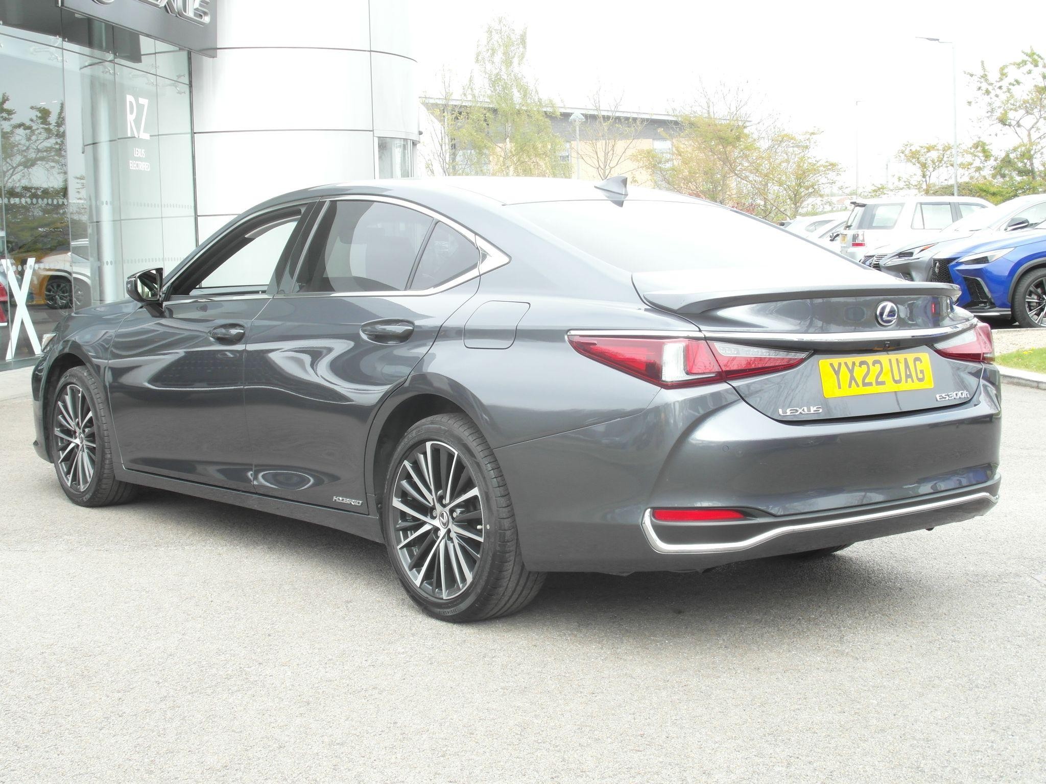 Lexus ES Image 9