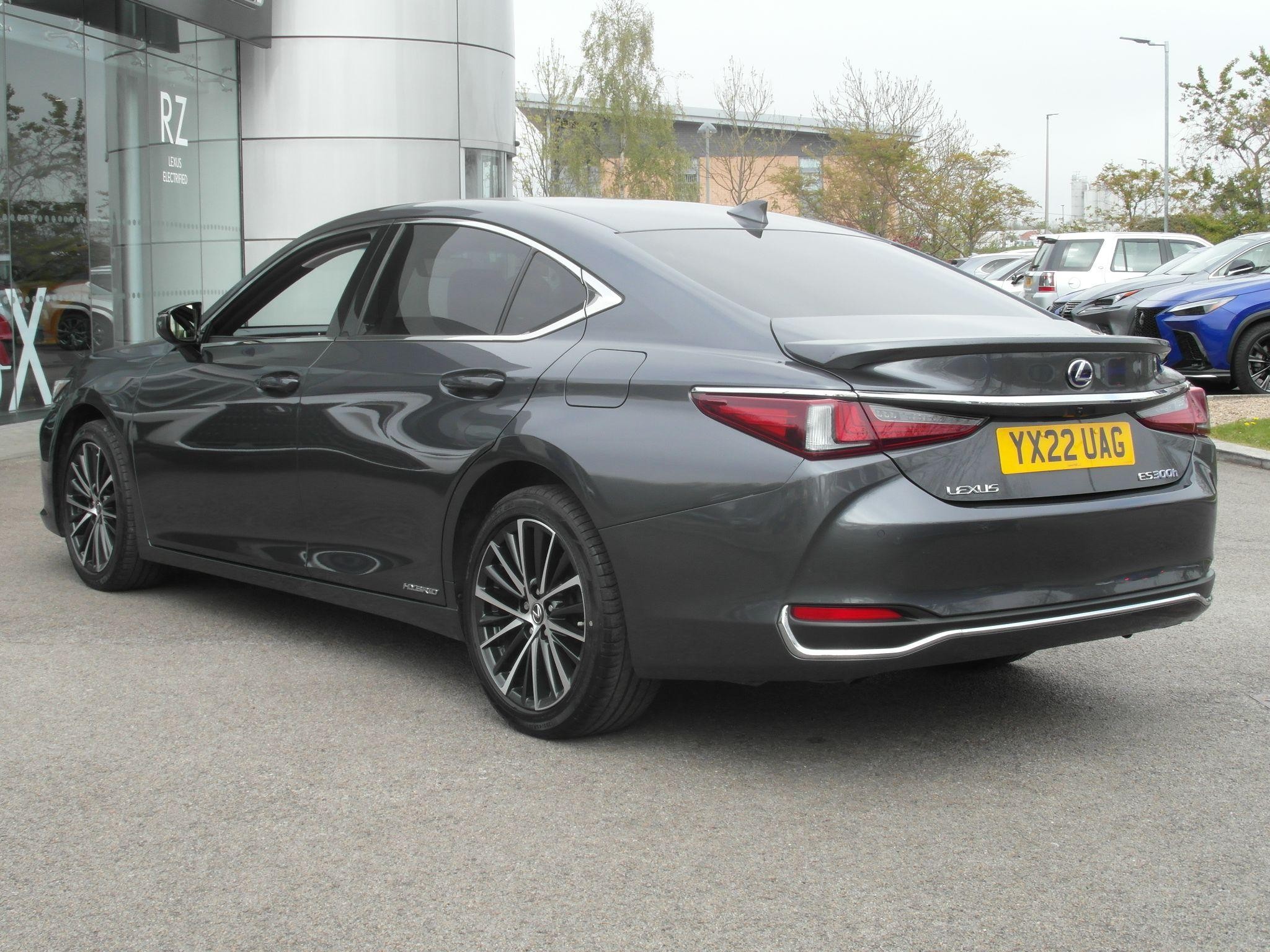 Lexus ES Image 10