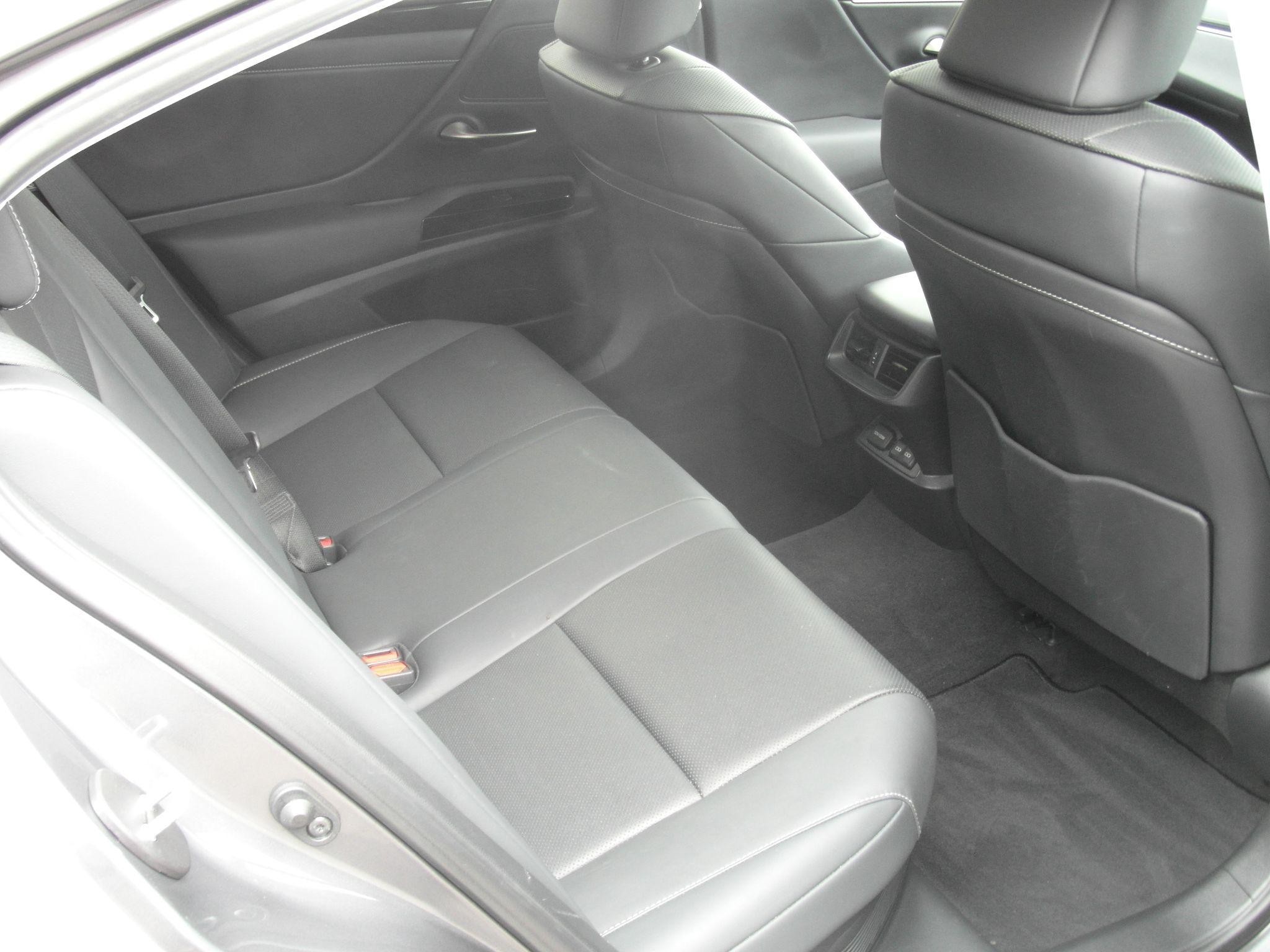 Lexus ES Image 27