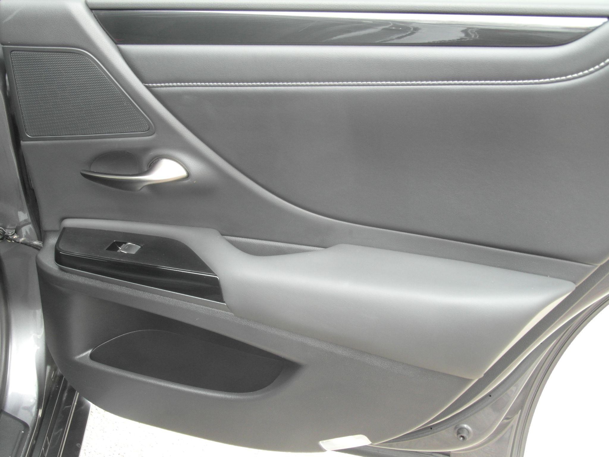 Lexus ES Image 28