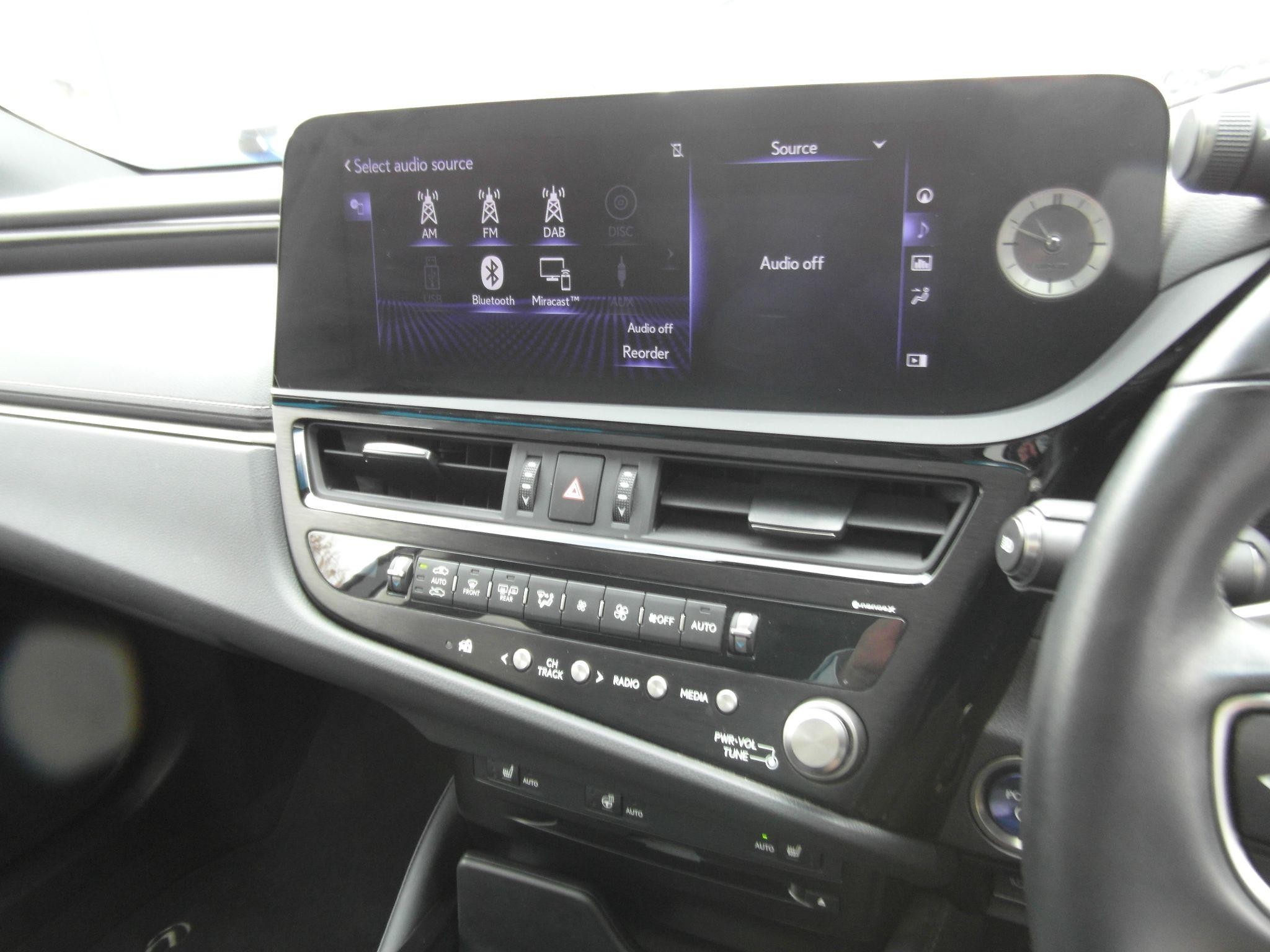 Lexus ES Image 36