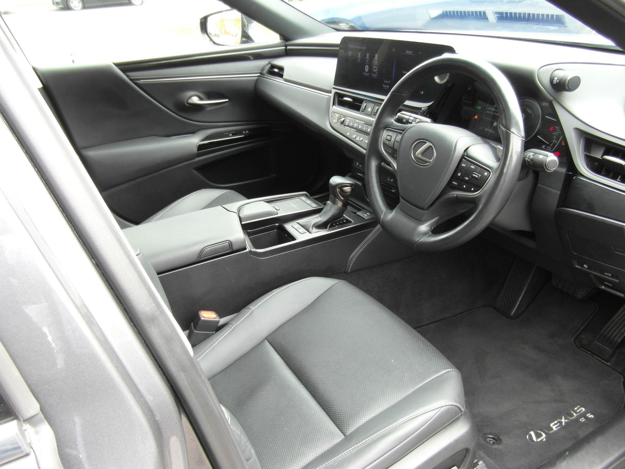 Lexus ES Image 39