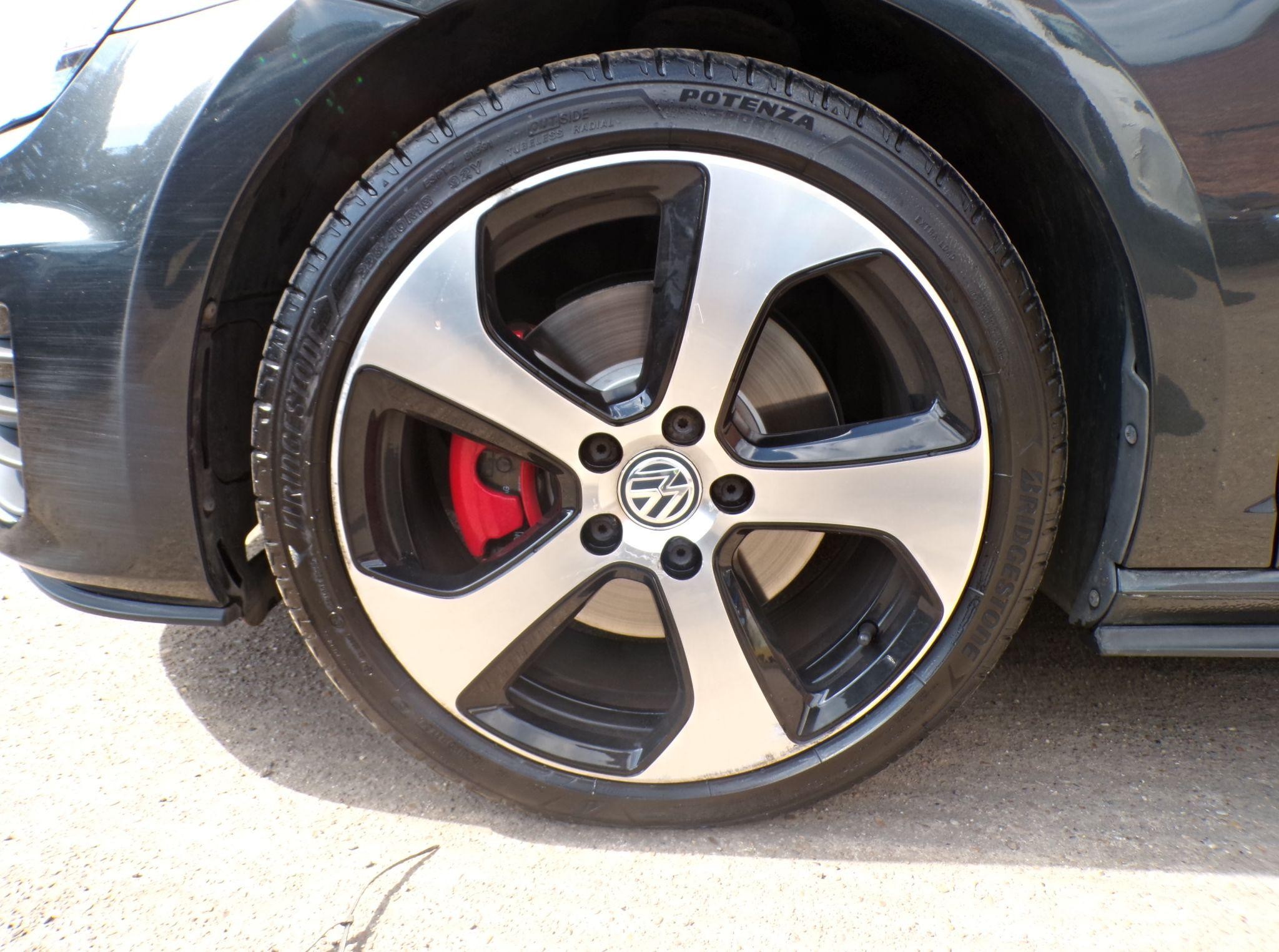 Volkswagen Golf Image 8