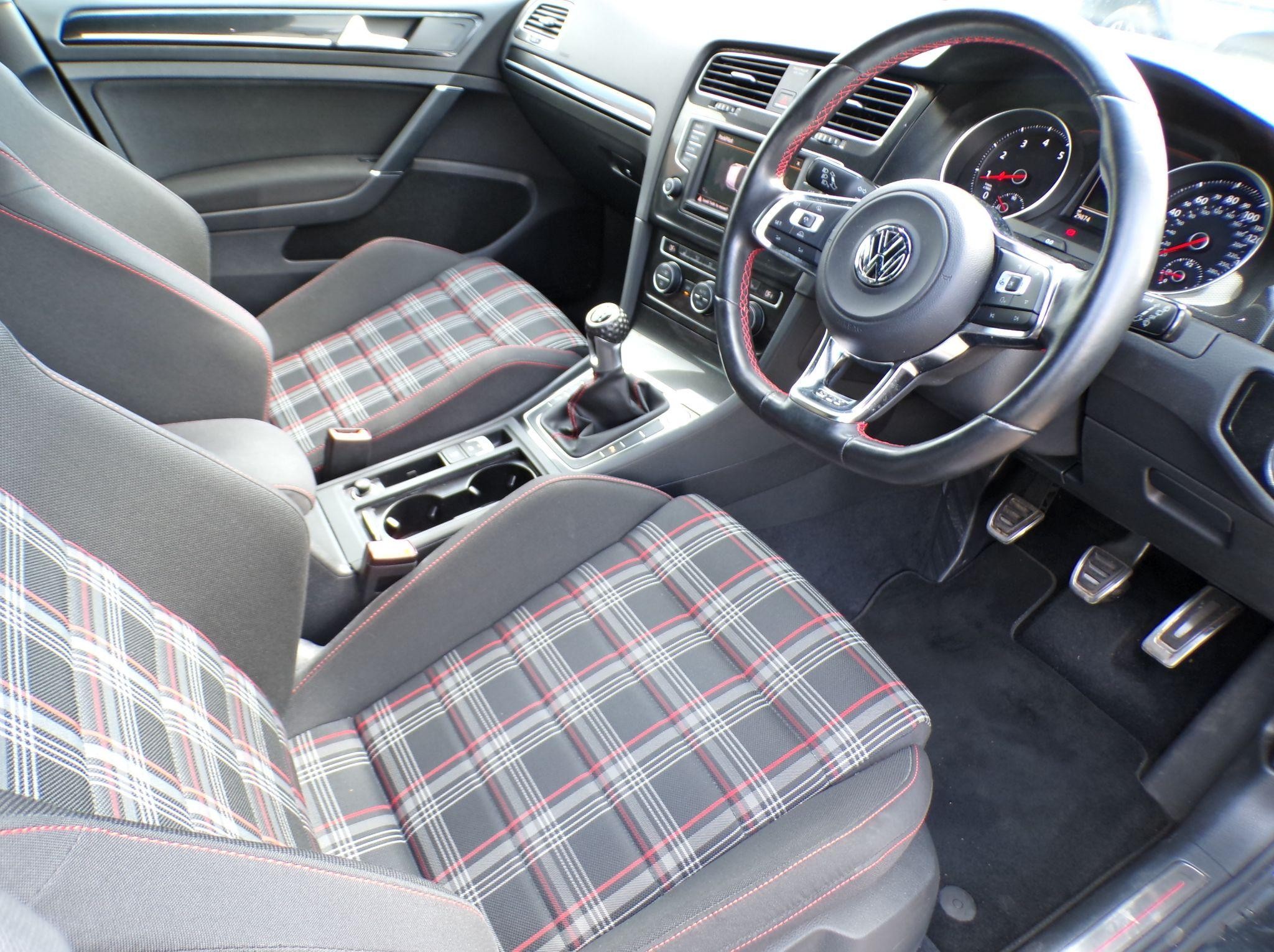 Volkswagen Golf Image 10