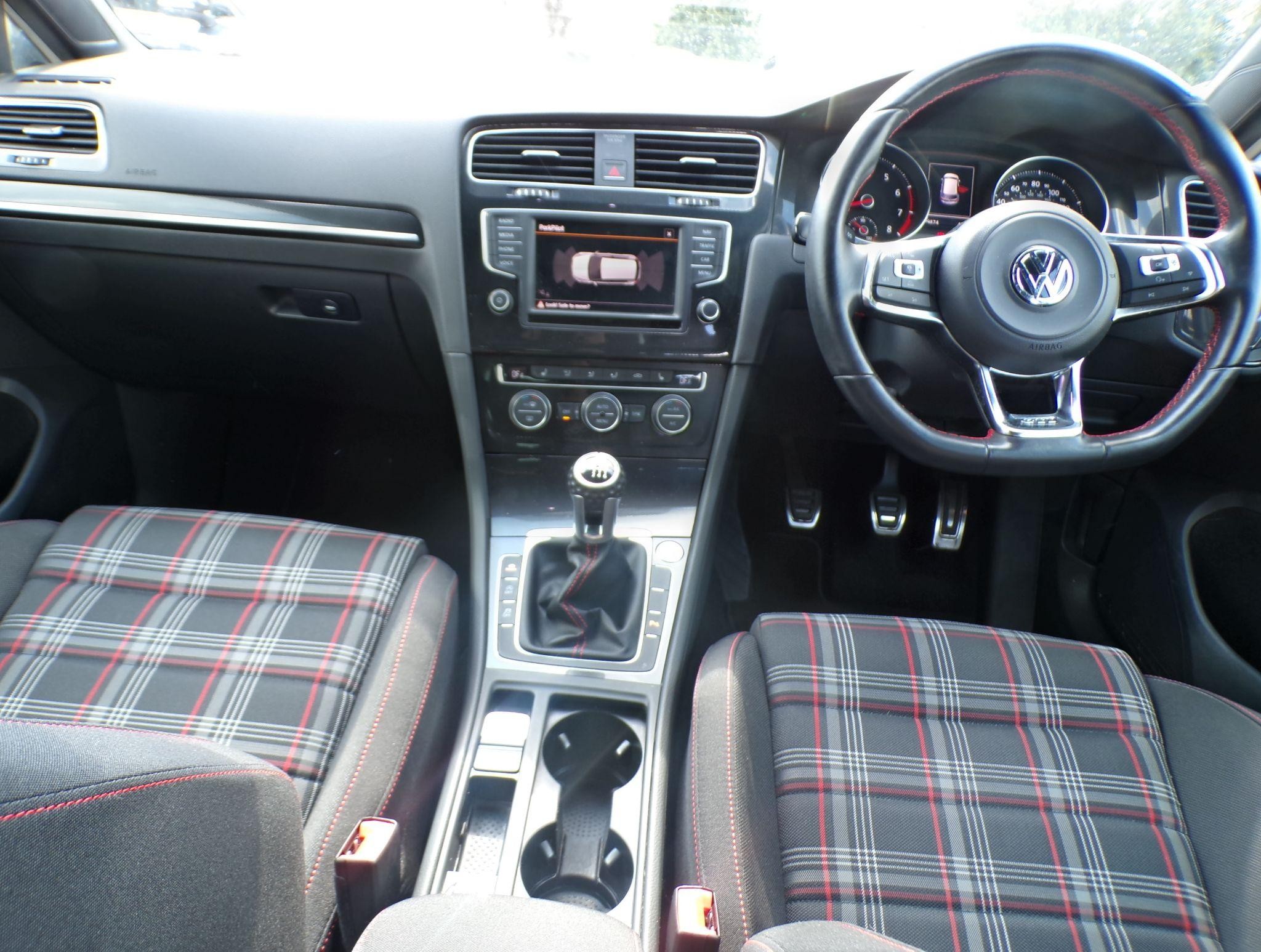 Volkswagen Golf Image 11