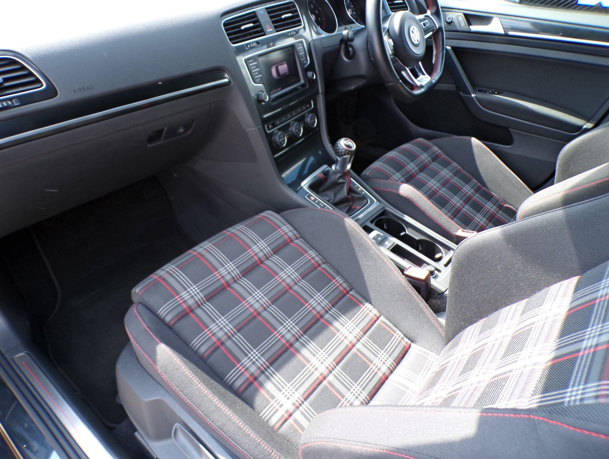 Volkswagen Golf Image 12