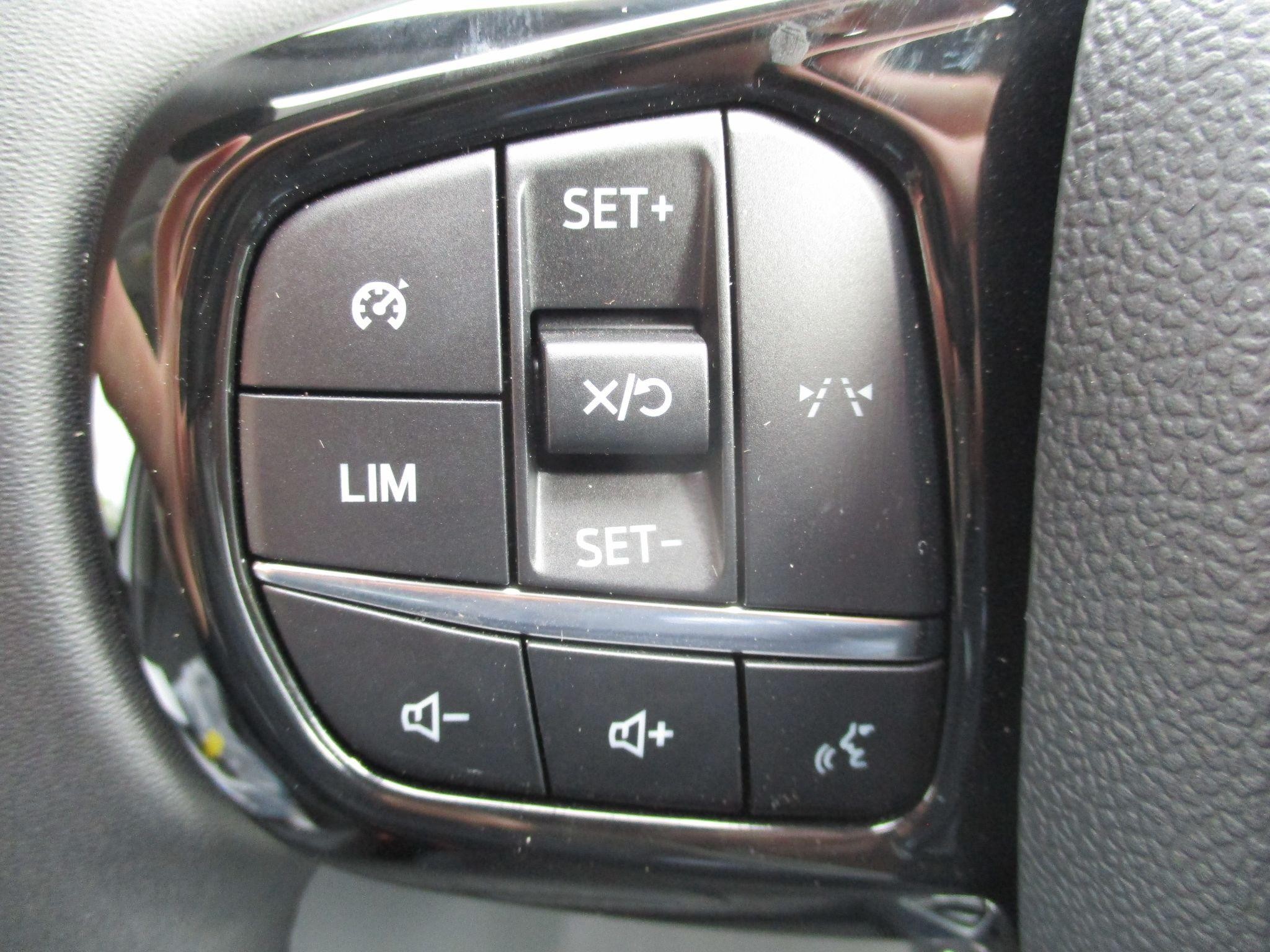 Ford Transit Custom Image 14