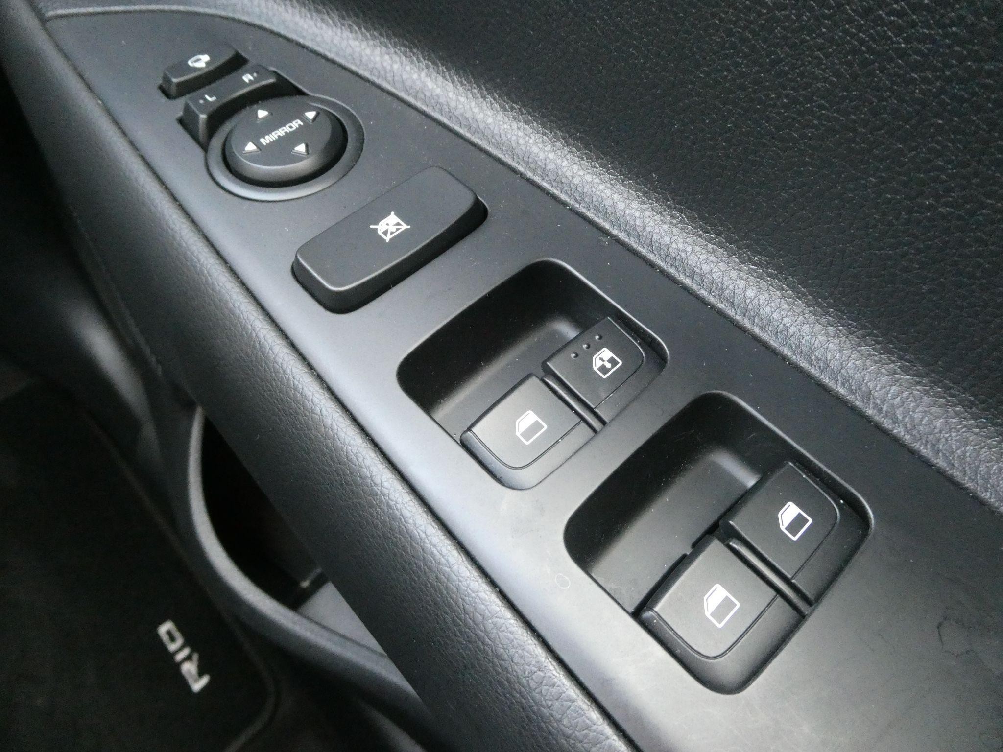 Kia Rio Image 21