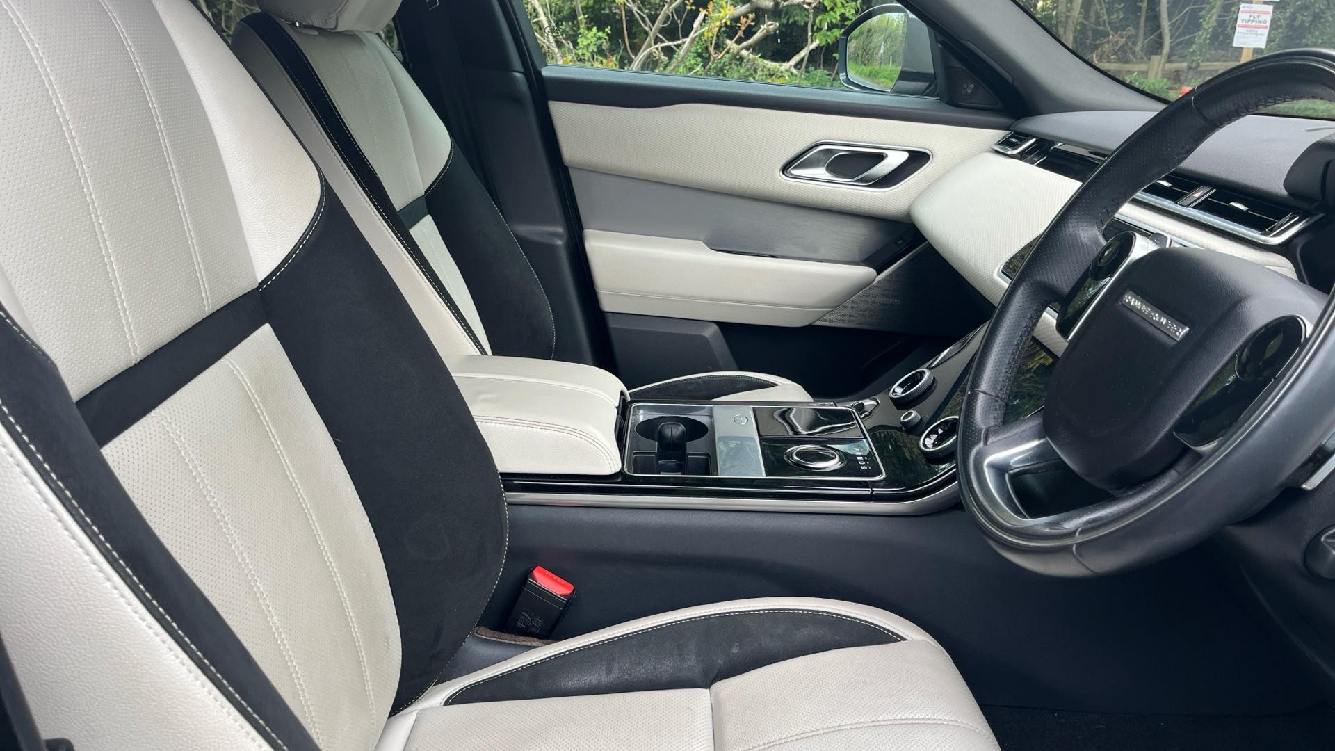 Land Rover Range Rover Velar Image 9
