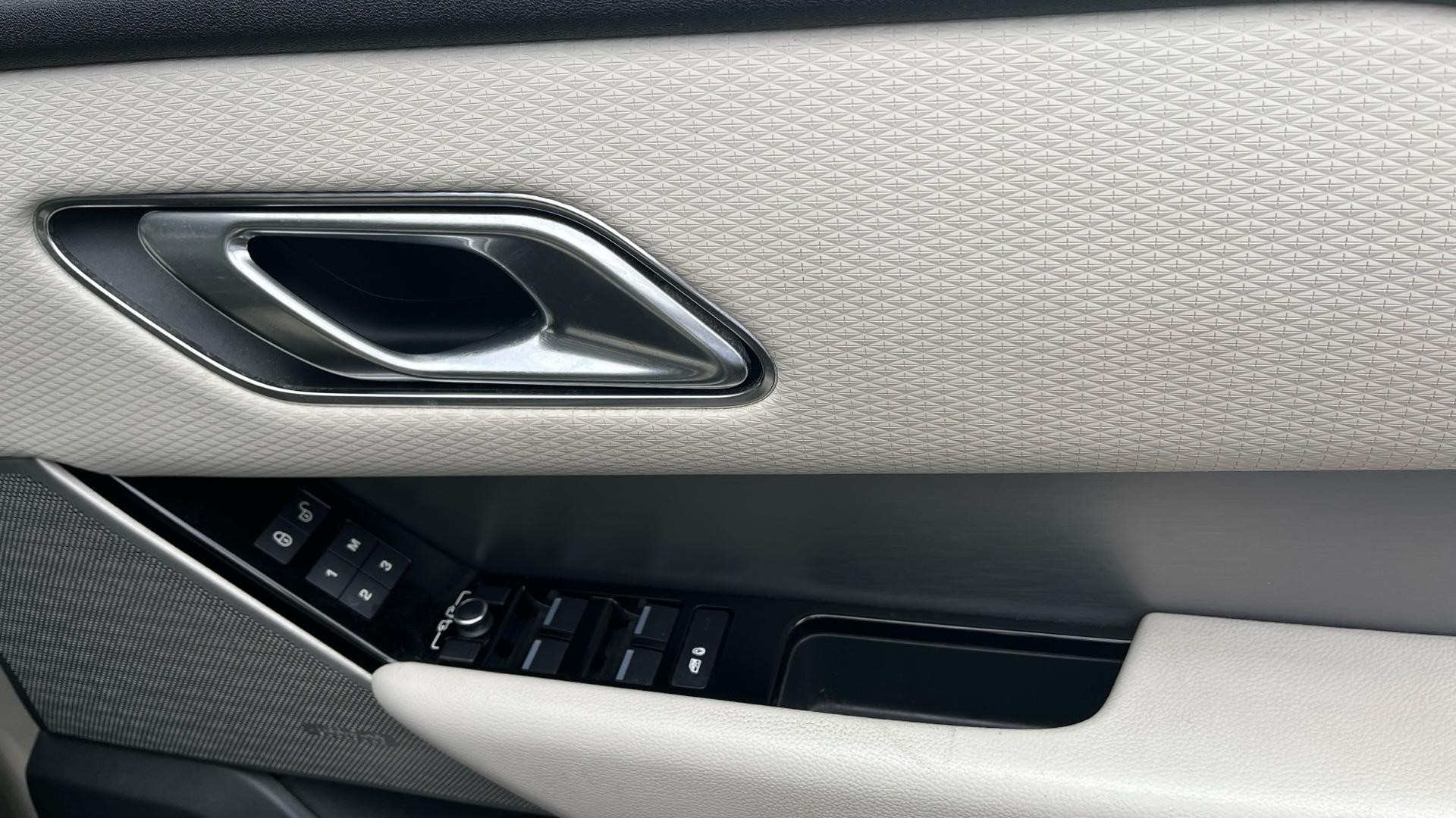 Land Rover Range Rover Velar Image 15
