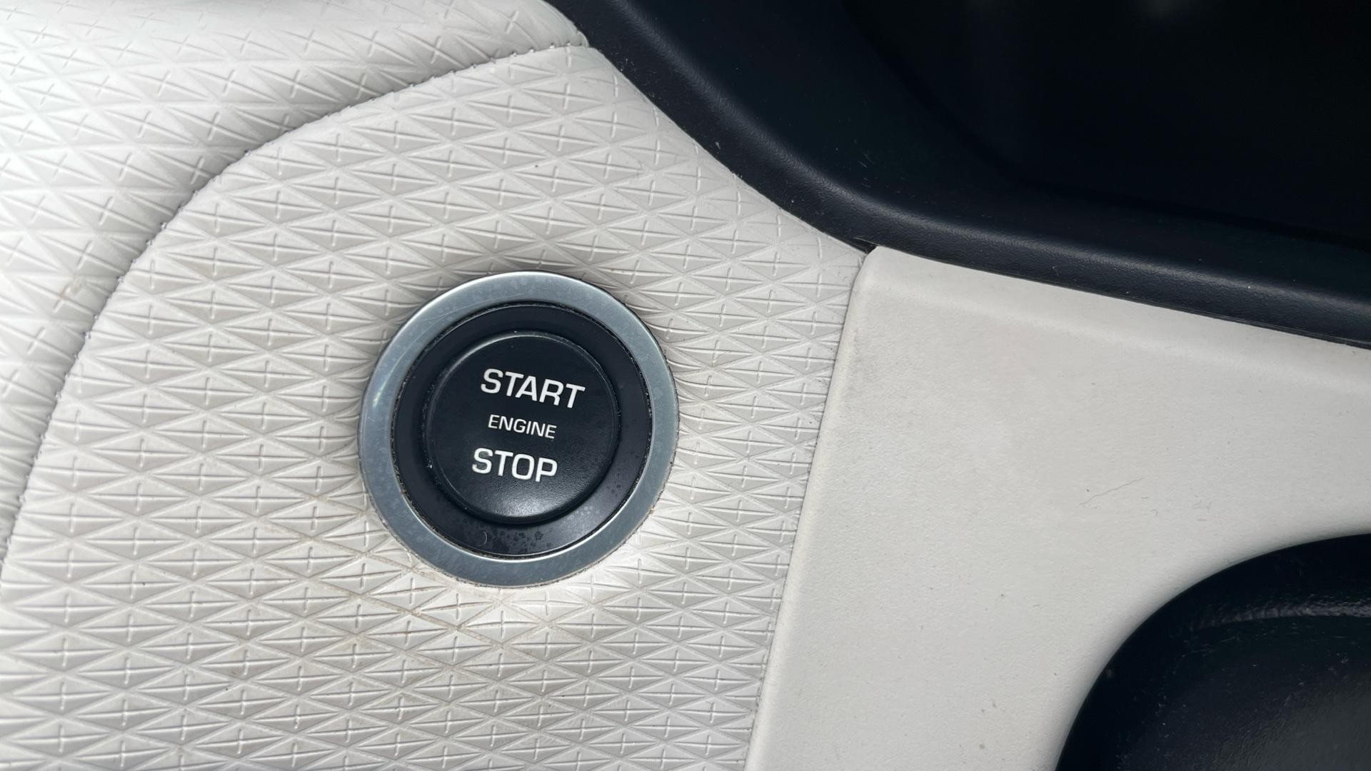 Land Rover Range Rover Velar Image 22