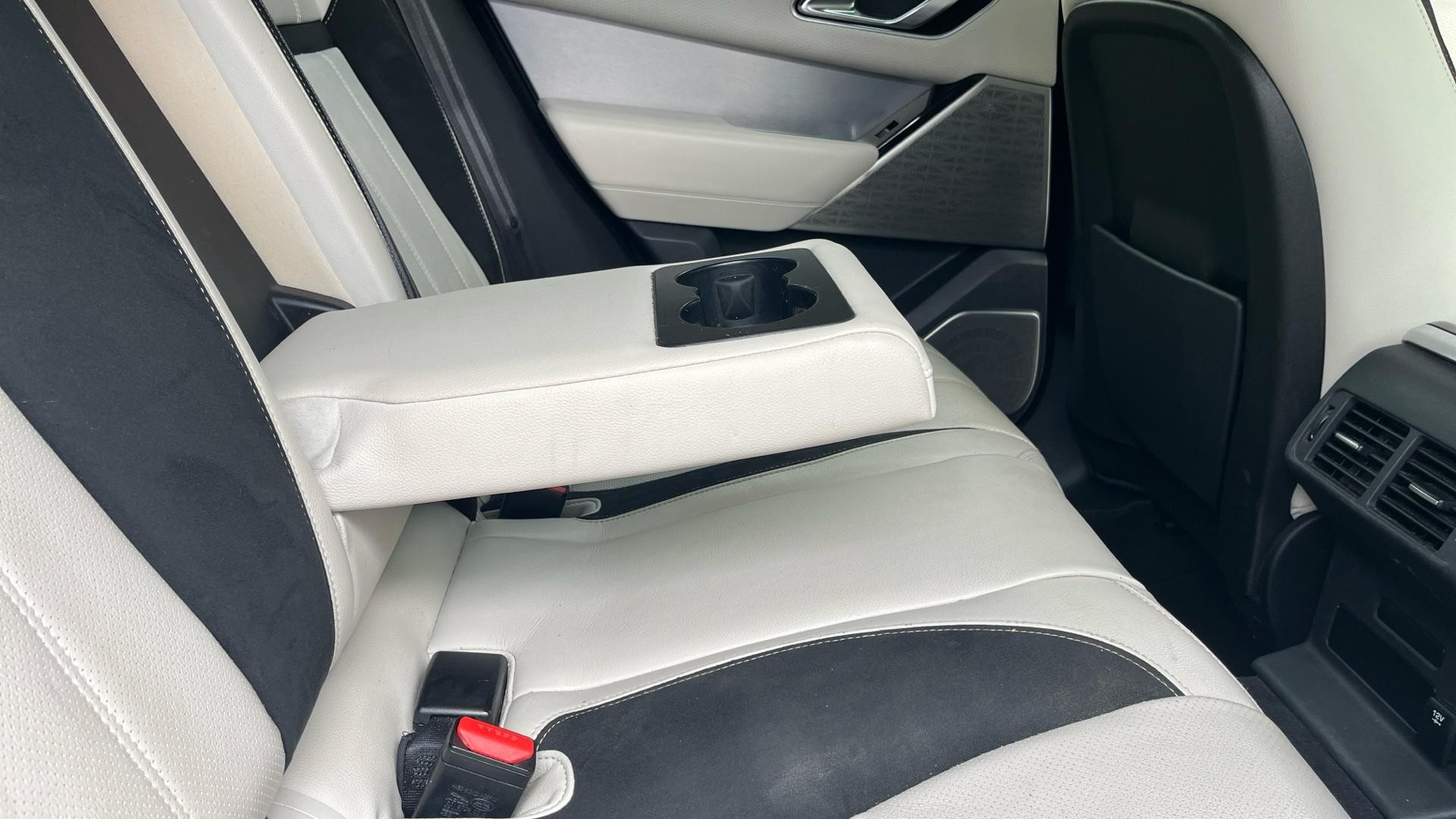 Land Rover Range Rover Velar Image 25