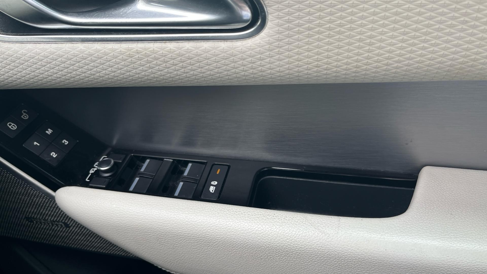 Land Rover Range Rover Velar Image 26