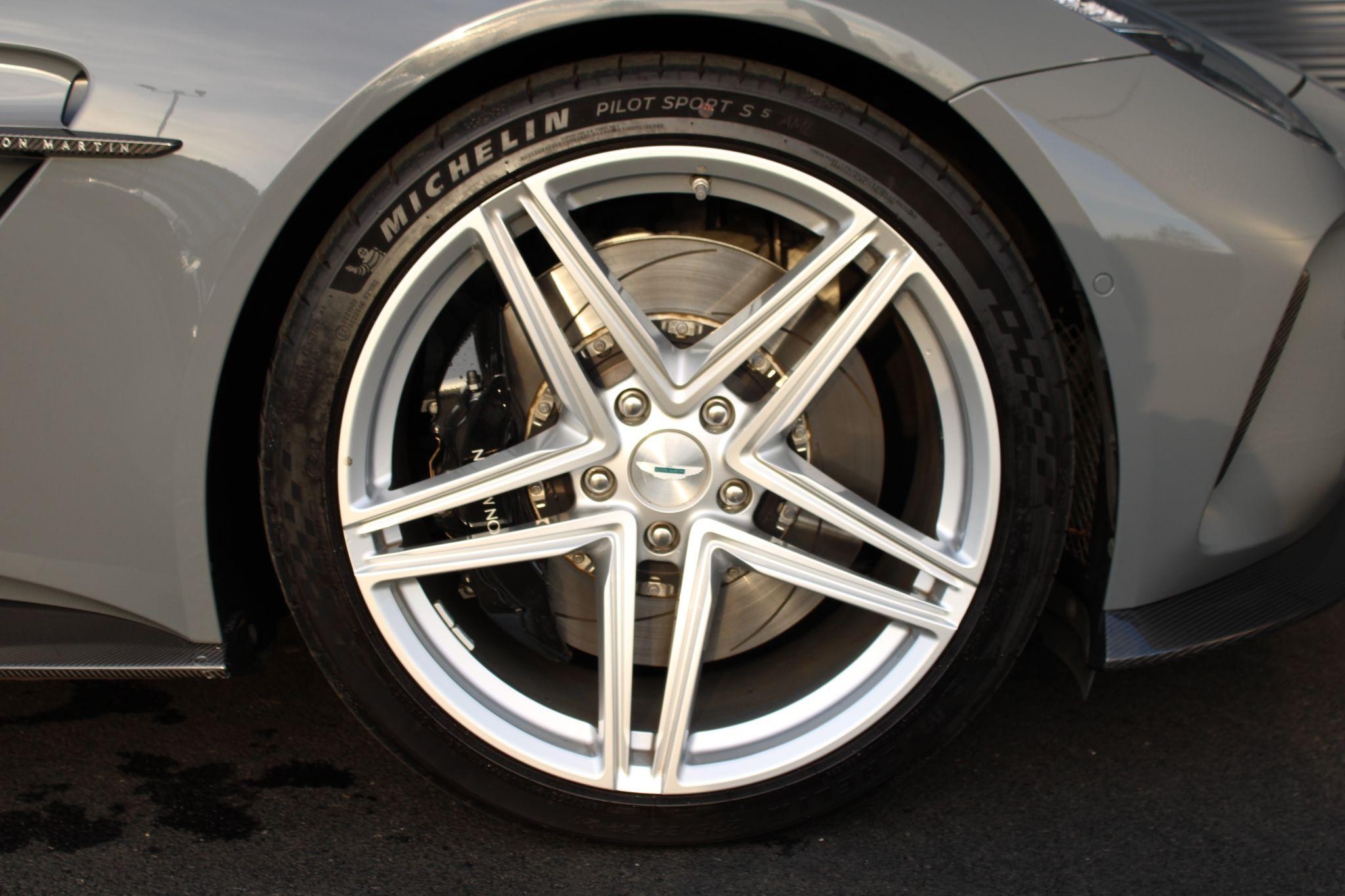 Aston Martin Vantage Image 4