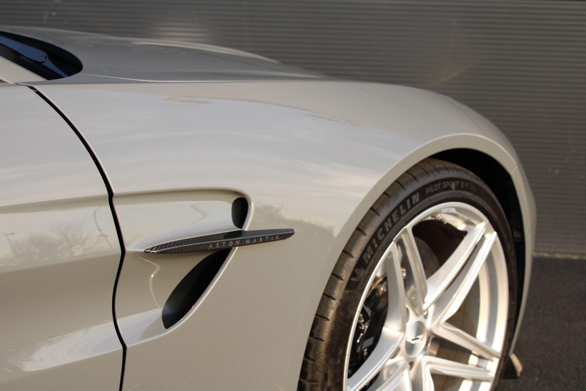 Aston Martin Vantage Image 9