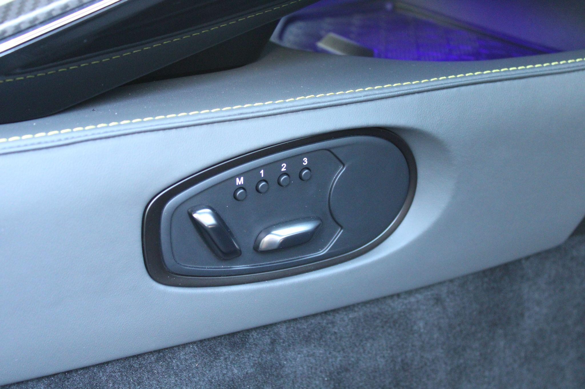 Aston Martin Vantage Image 27