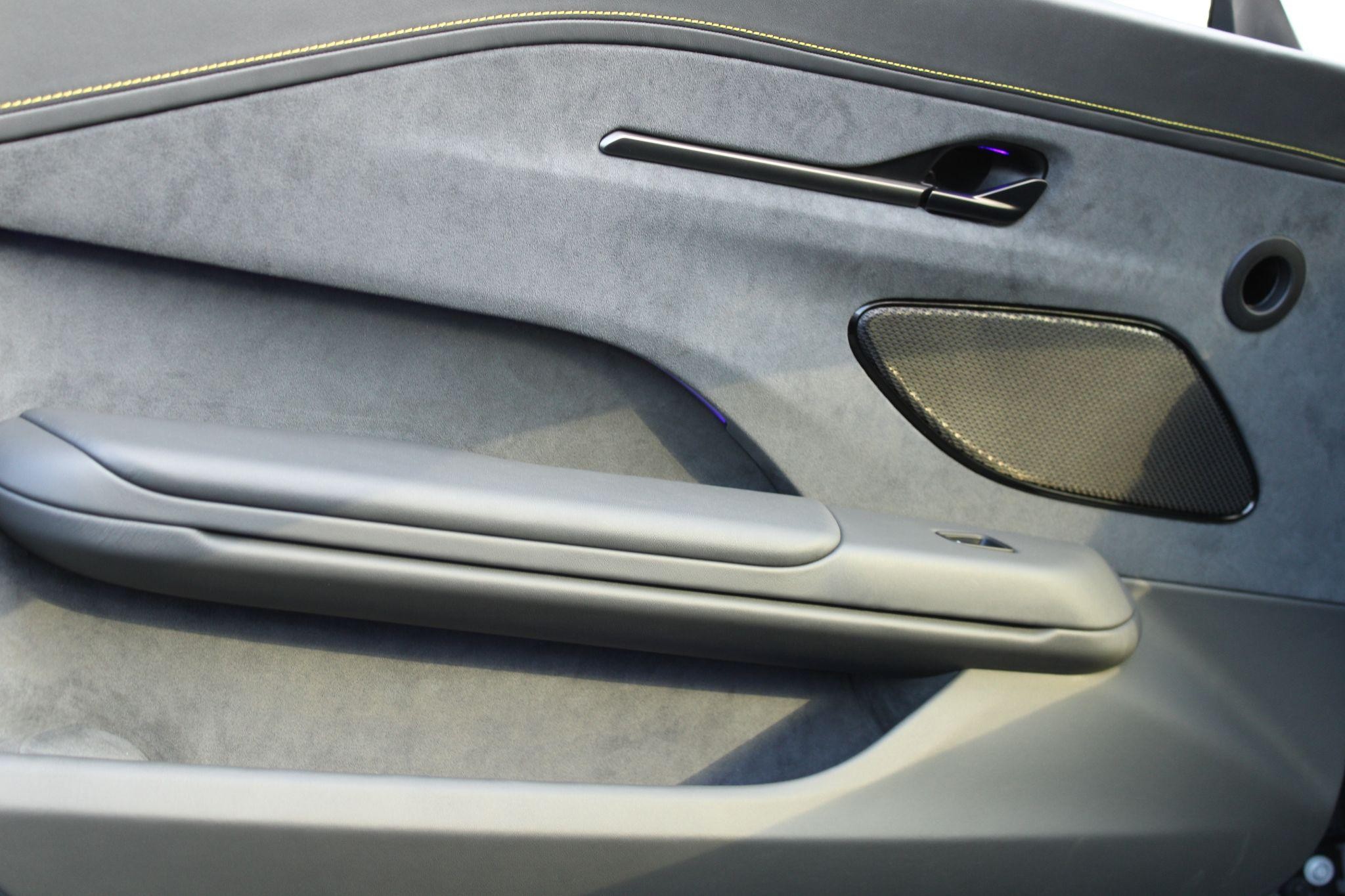 Aston Martin Vantage Image 40