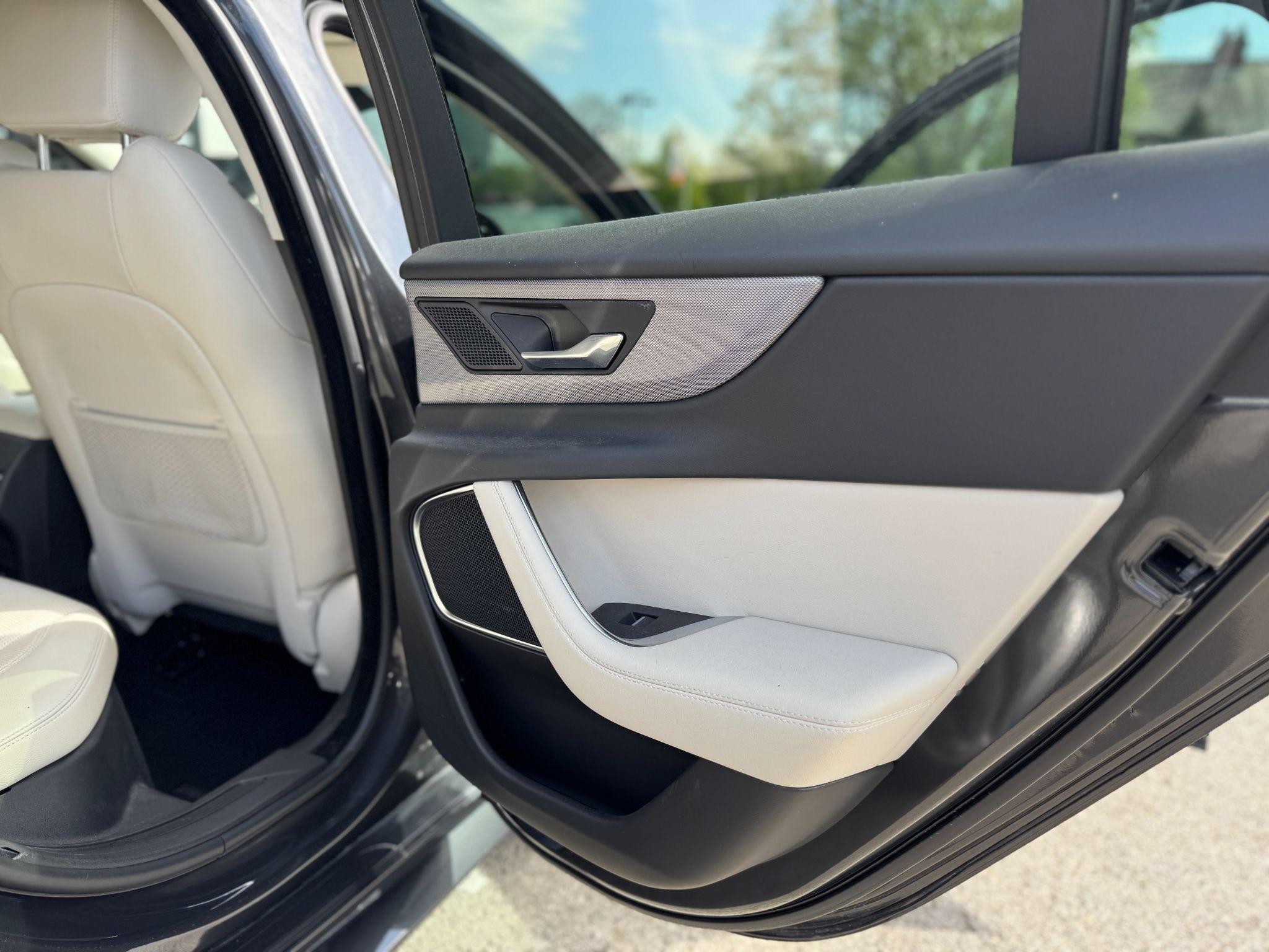 Jaguar XE Image 15