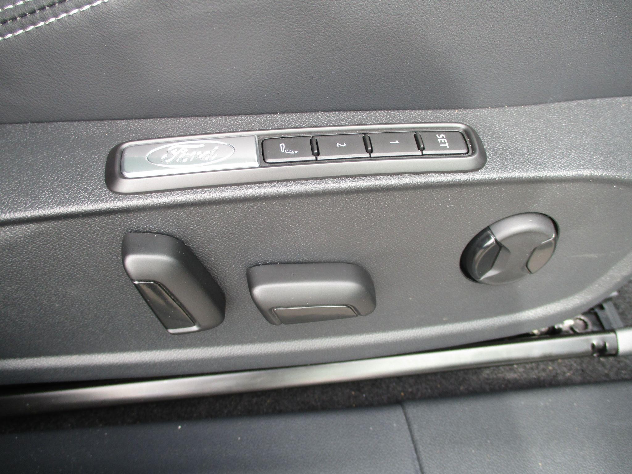 Ford Explorer Image 11