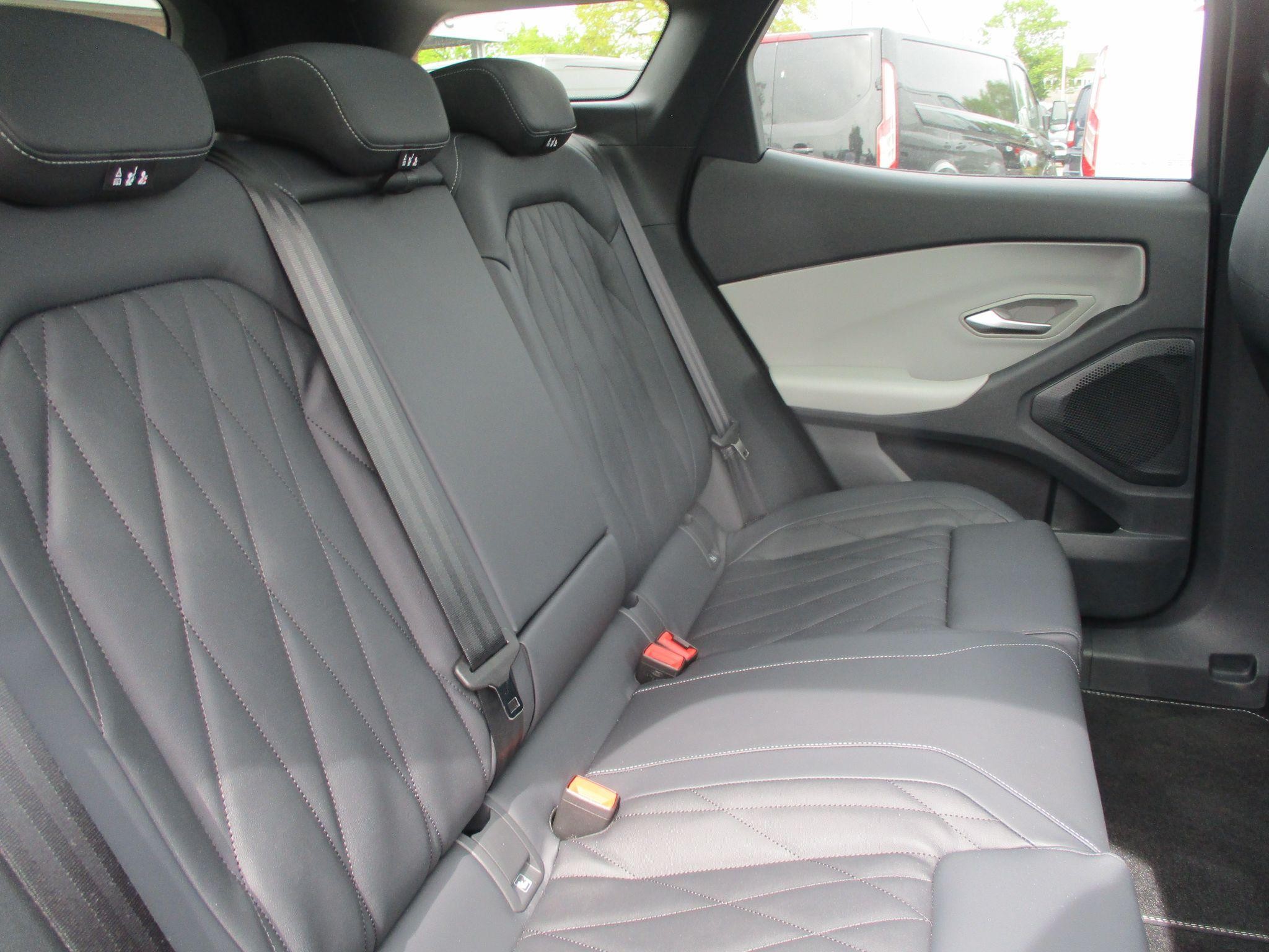 Ford Explorer Image 20