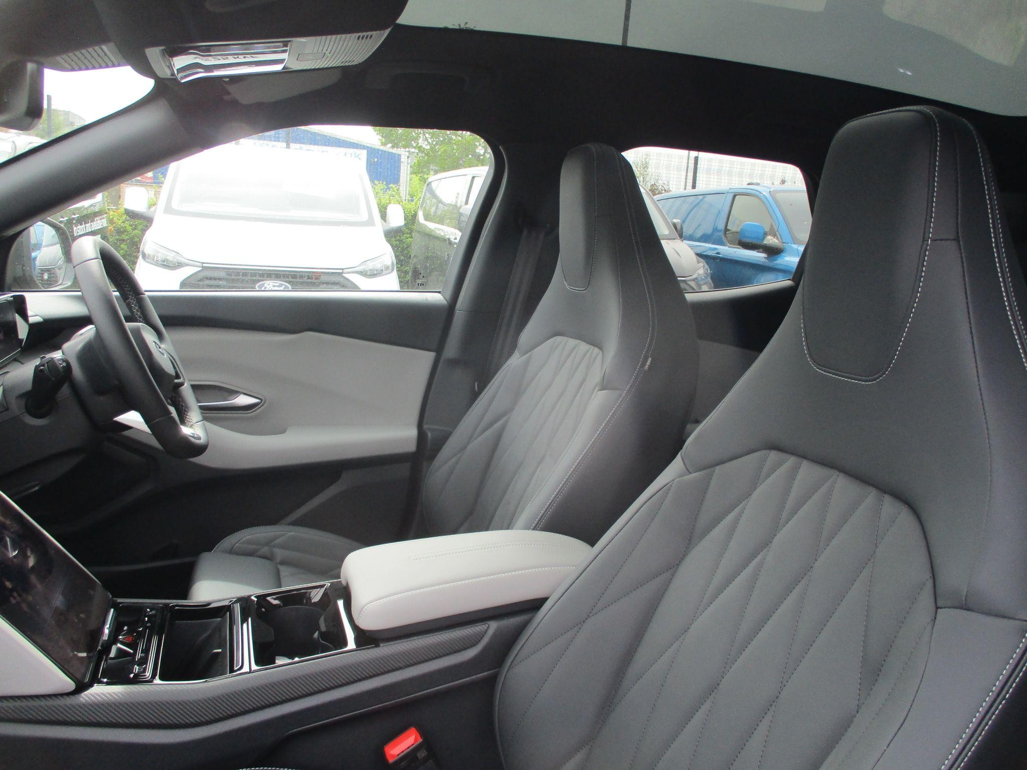 Ford Explorer Image 24
