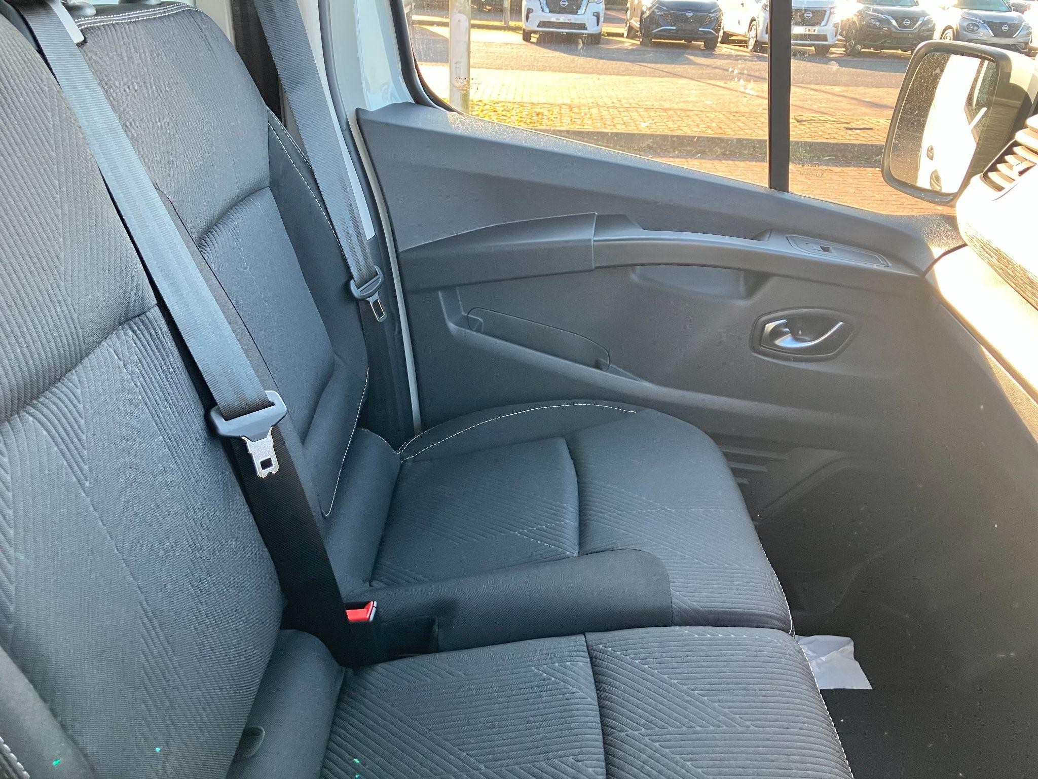 Nissan Primastar Image 8